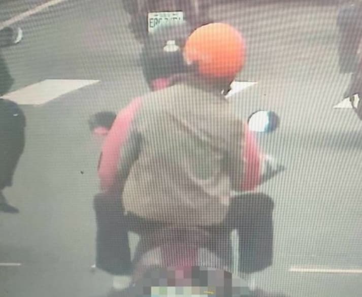婦人騎機車送張男回住處，隨後未再離開張男家，張男也多次外出丟棄可疑物品。（翻攝畫面）