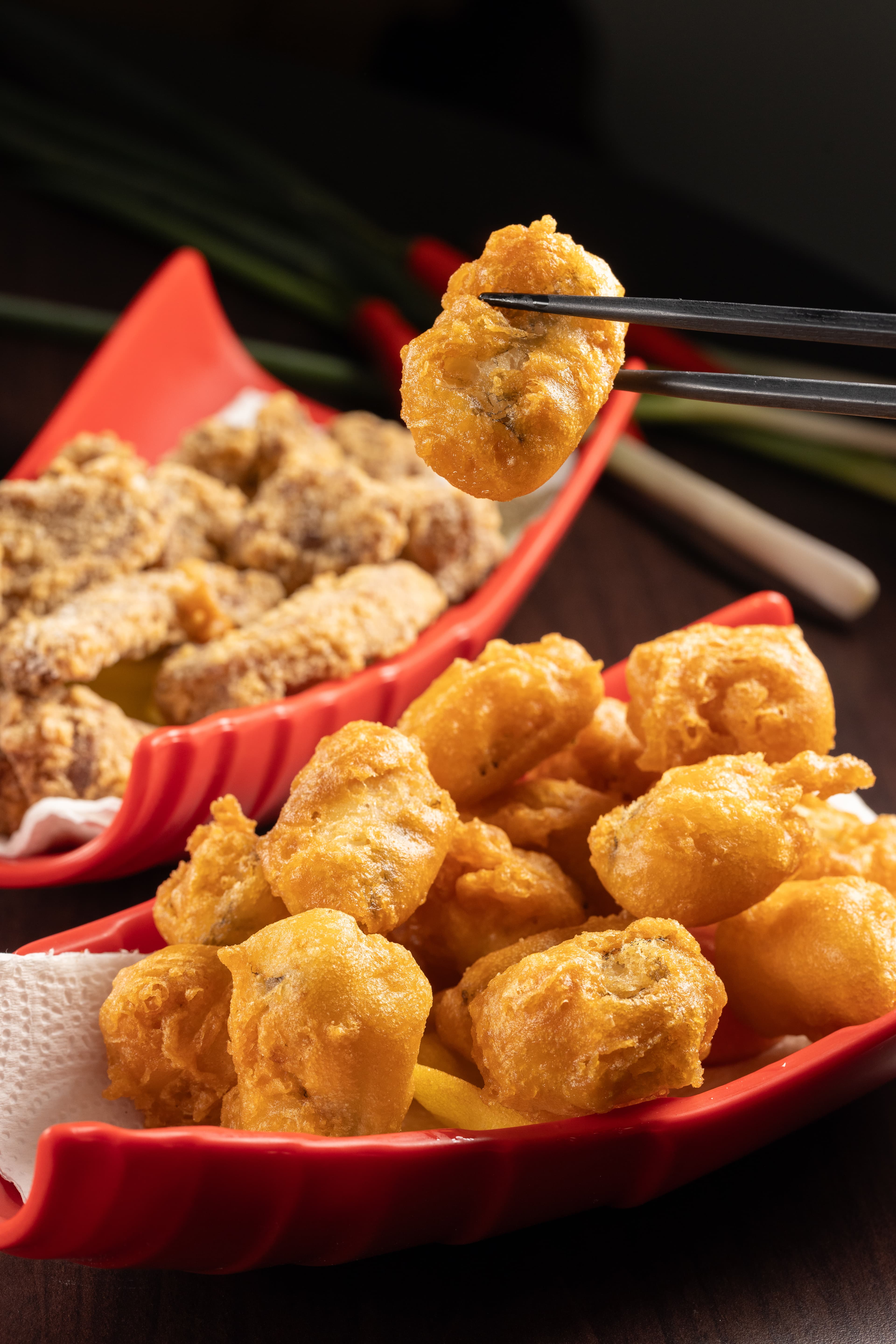 菜單上沒有的「炸那個魚」魚肉鮮嫩且骨細刺軟（前，180元／份）；「炸鮪魚肚」肉質紮實（後，200元／份），同樣是油炸但口感大不相同。
