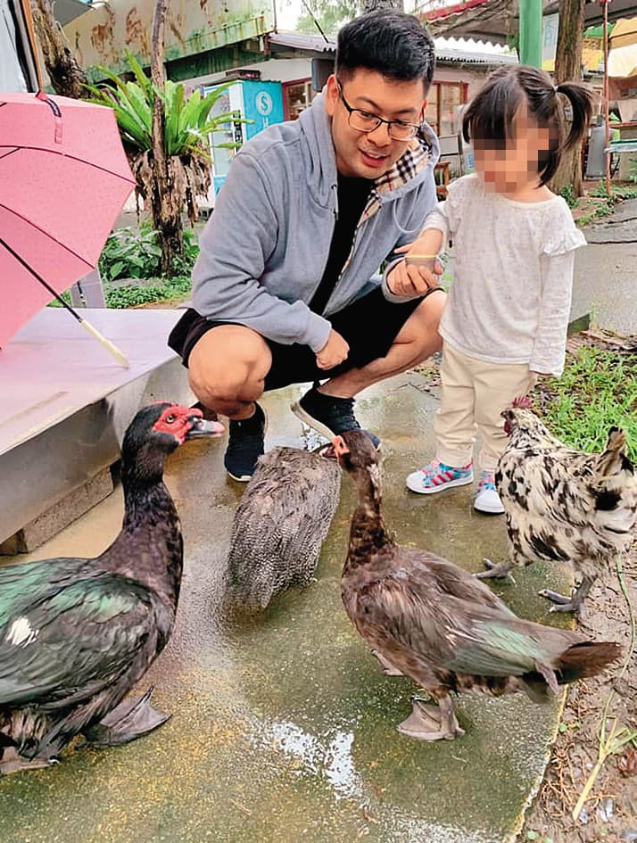 離婚並育有一女的喬天鼎，顧家好爸爸的形象和夜裡行徑相差甚大。（翻攝自臉書）