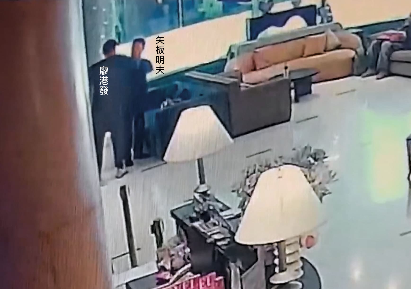 廖港發朝矢板明夫的臉部揮拳攻擊。（施志昌提供）