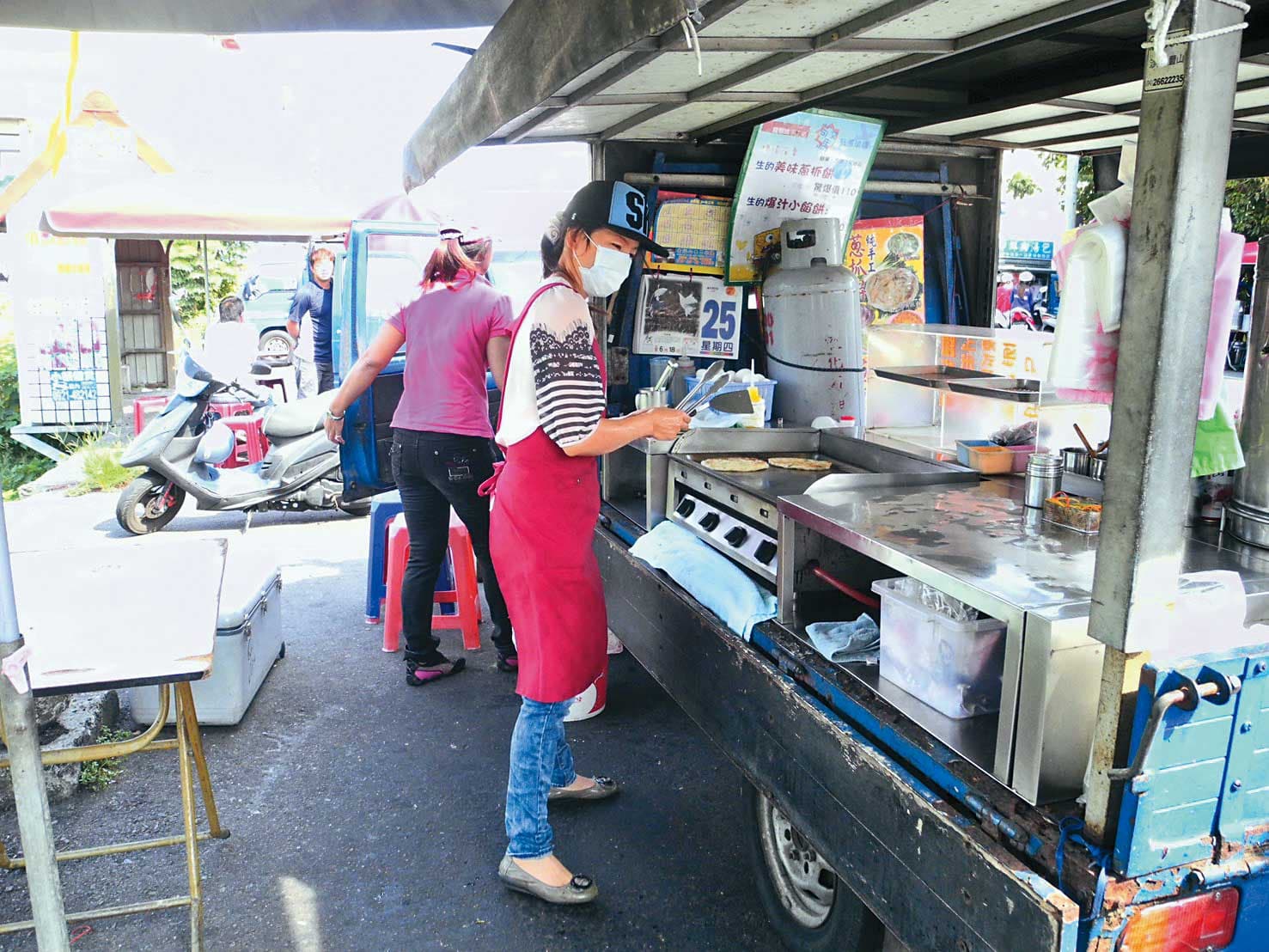 龍豪食品是從陳冠霖媽媽謝嘉芸在後龍市場擺的蔥抓餅小攤車起家。（龍豪食品提供）