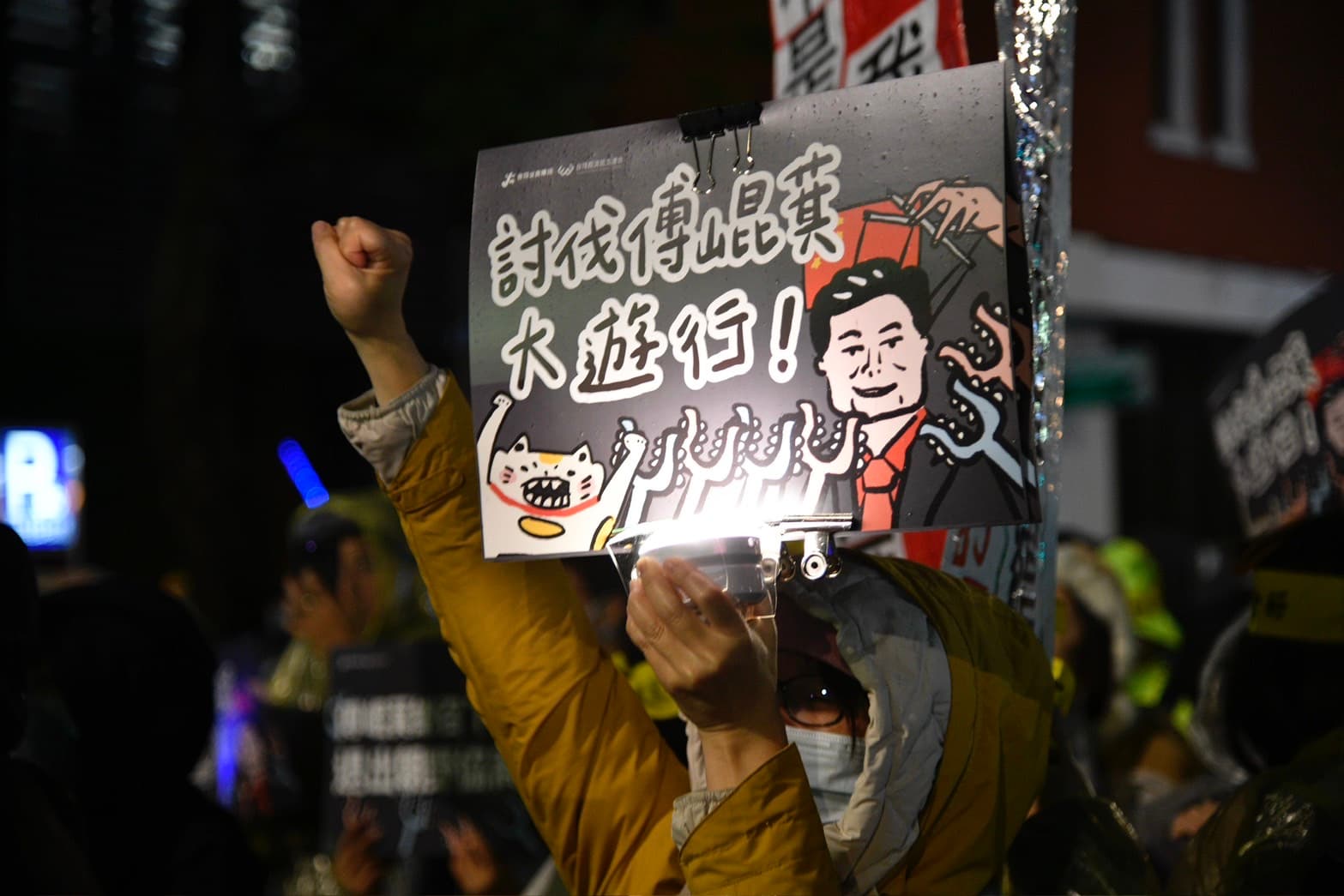 國民黨明天將強渡3大爭議法案，今晚有大批民眾聚集在立法院外，對此表達不滿。
