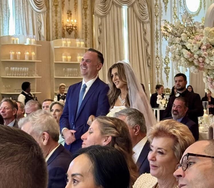 丹斯卡維諾和艾琳艾爾摩在海湖莊園舉辦盛大婚禮。（翻攝X@SofDracopoulos）