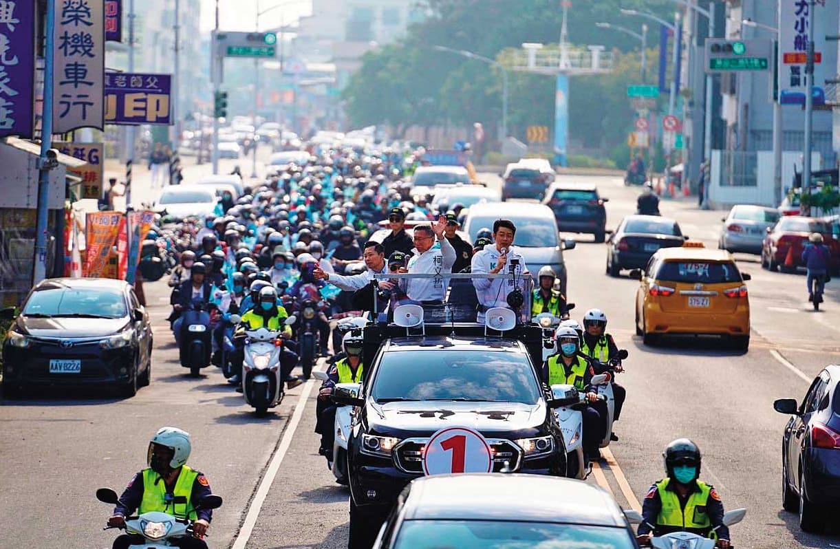 挺柯支持者自發性高且狂熱，柯文哲全台車隊掃街後方都緊跟著一串「小草貪食蛇」車隊。（民眾黨提供）