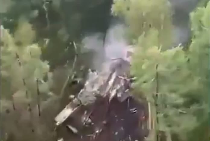 飛機墜落時即發生起火，該地位於山坡造成救援困難。（翻攝自X）