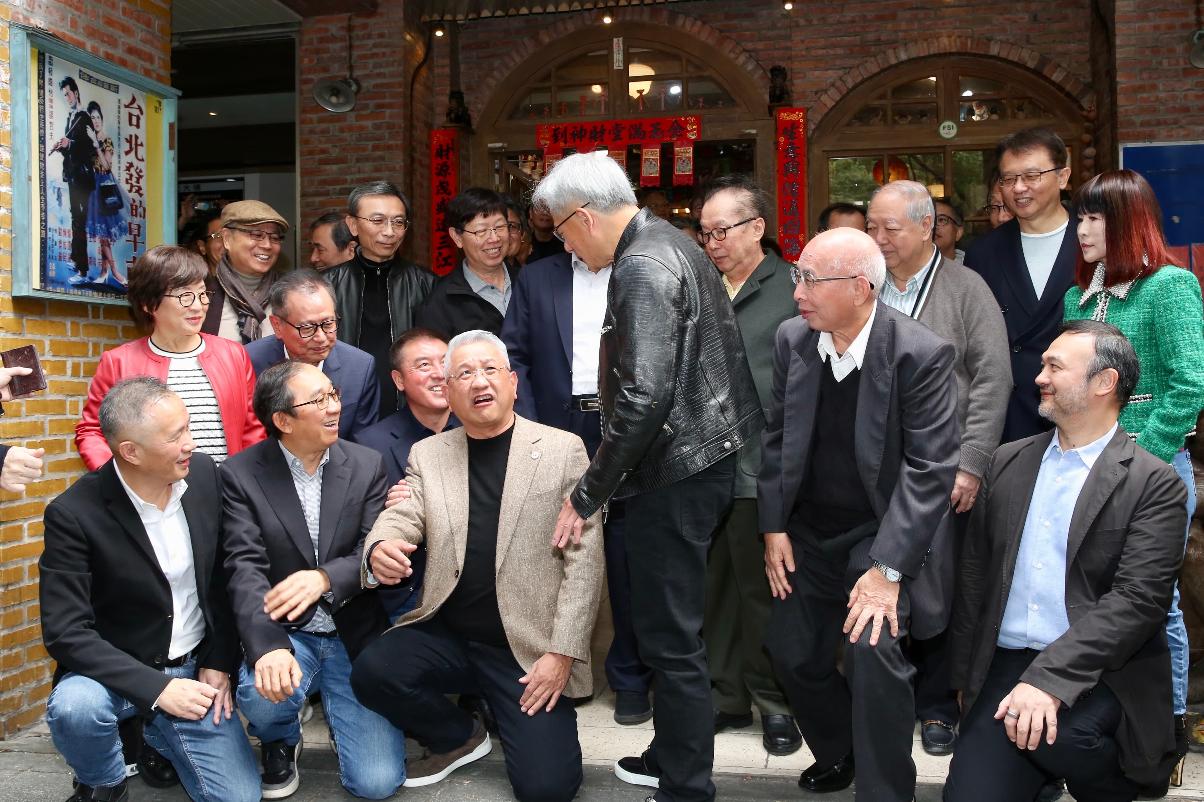 工業富聯董事長鄭弘孟（前左3）邀黃仁勳蹲在第一排合影。