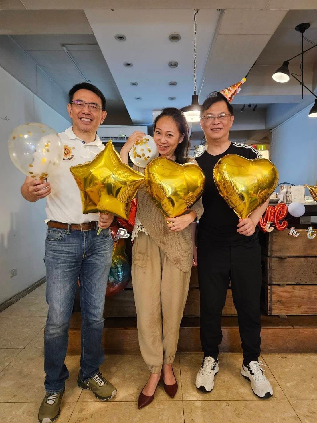劉寶傑（左）參加財經專家黃聰（右）的生日派對。（翻攝自黃世聰臉書）