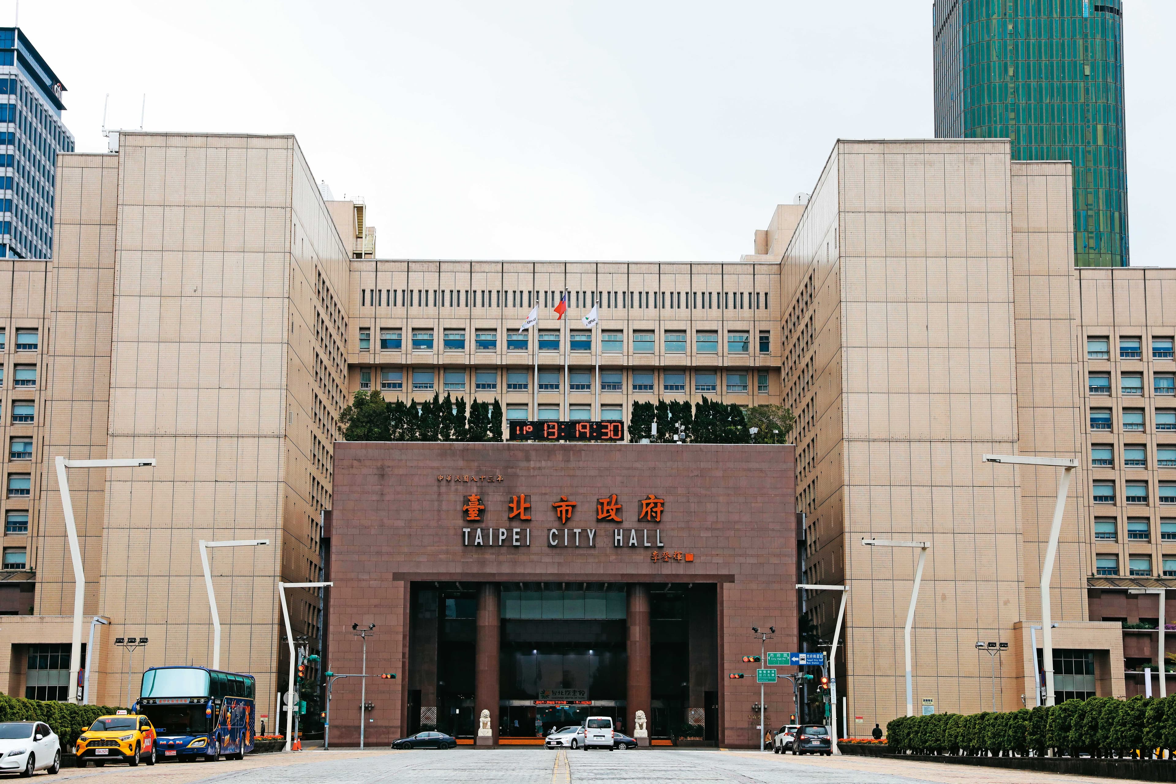 陳萬添於去年三月接手北市府員工餐廳的營運，現卻爆出欠薪賴帳的糾紛。
