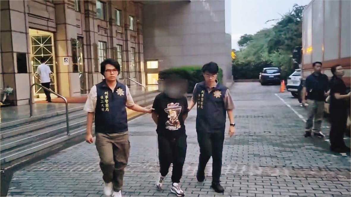 太陽會副組長（中）因協助中共滲透職業軍人遭逮判刑，讓天道盟也被相關單位鎖定追查。（翻攝畫面）