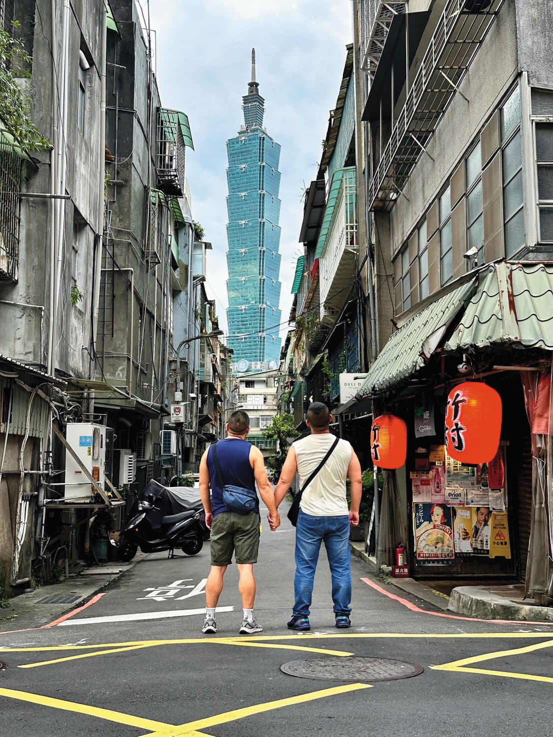 Winsen（左）時隔多年來台，讚TPASS卡很好用，圖為他們與台北一○一合照。（Ben提供）