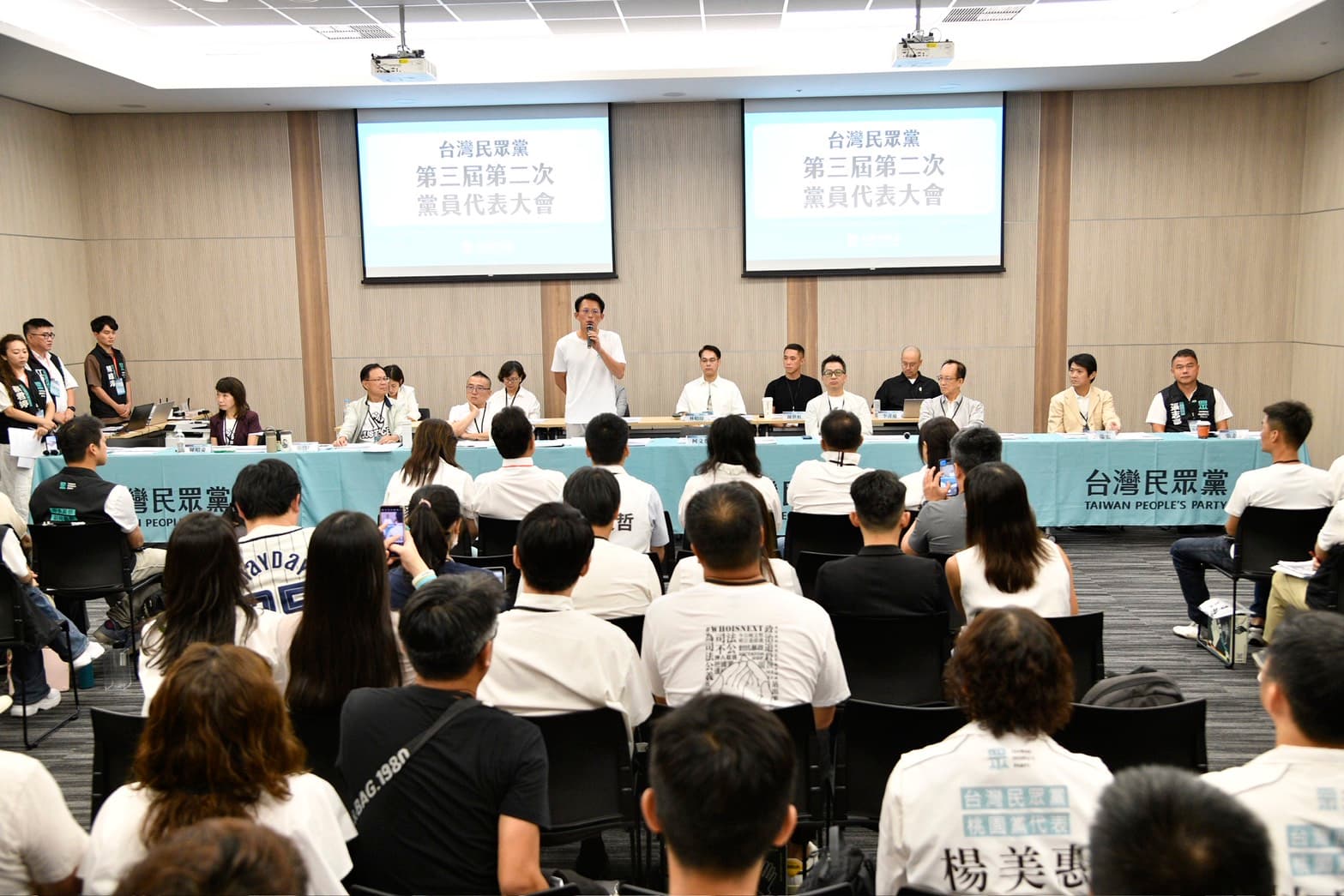 民眾黨今日召開黨代表大會，討論後維持前黨主席柯文哲訂下的不分區立委2年條款。（鏡報李智為）