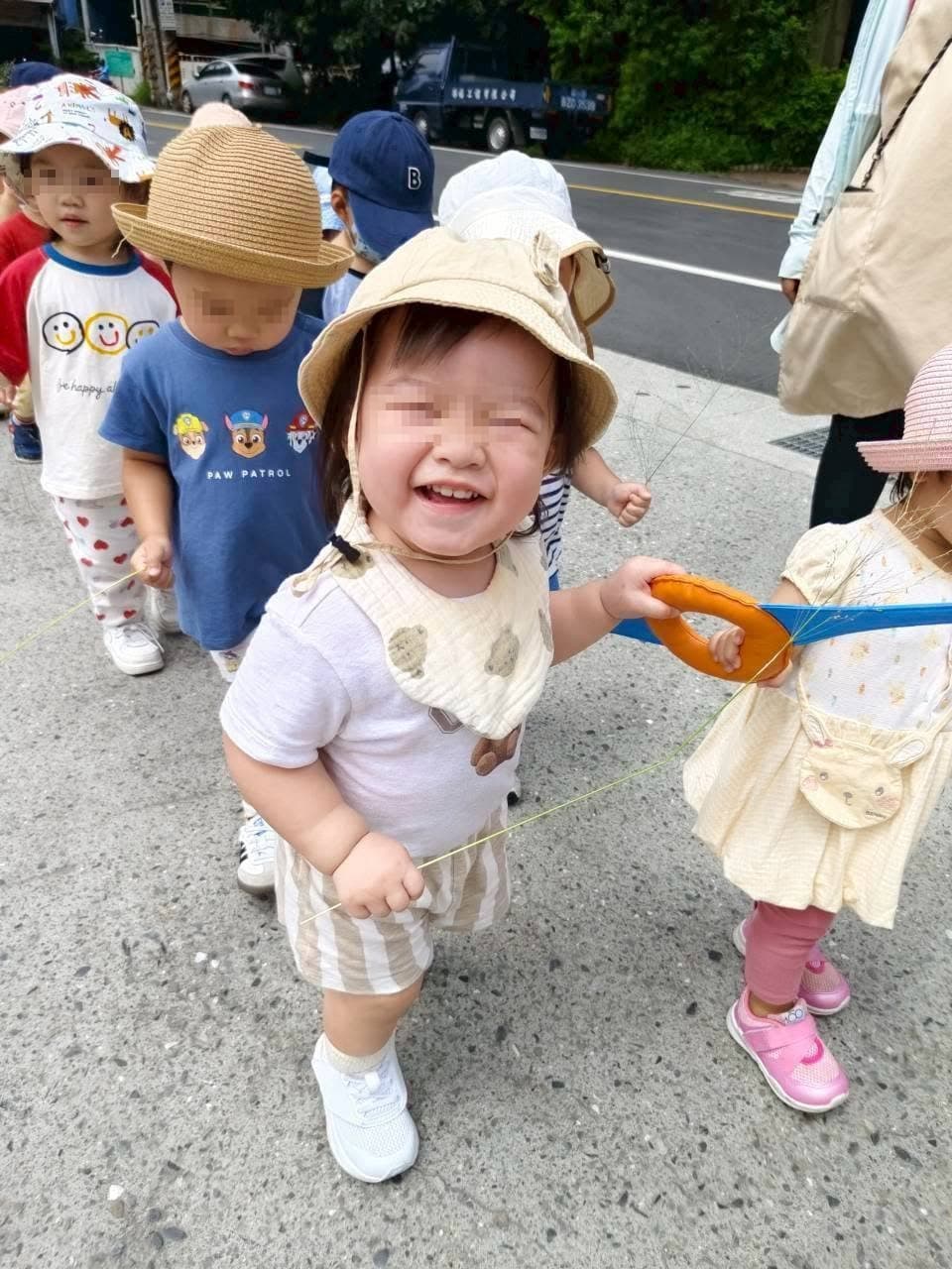 新北市淡水淡海公共托育中心，帶著可愛的小朋友外出散步。（翻攝自新北市淡水淡海公共托育中心&親子館）