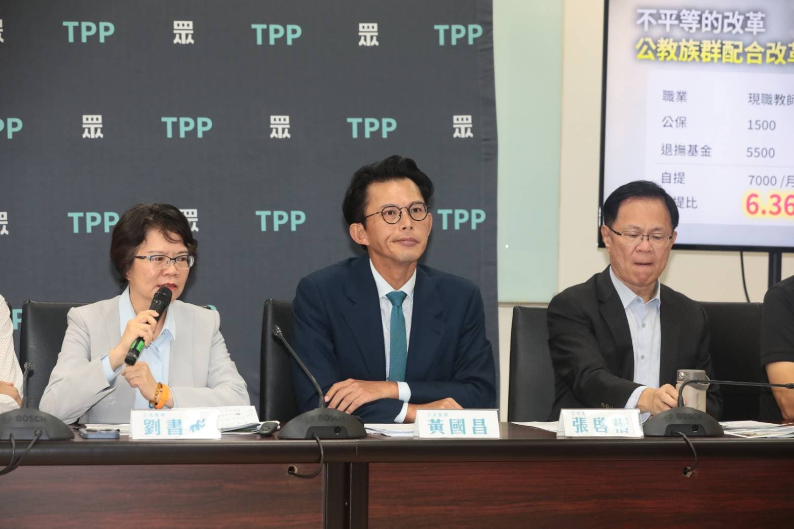 民眾黨團跟進國民黨團停砍年改，綠營批黃國昌昨是今非。（鏡報林煒凱）
