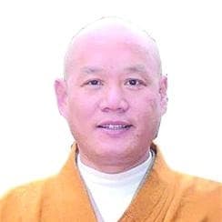 劉連衛法名緣通出家10年間以「作法驅邪」之名，性侵200餘名女性，遭判死刑。（翻攝自微博）