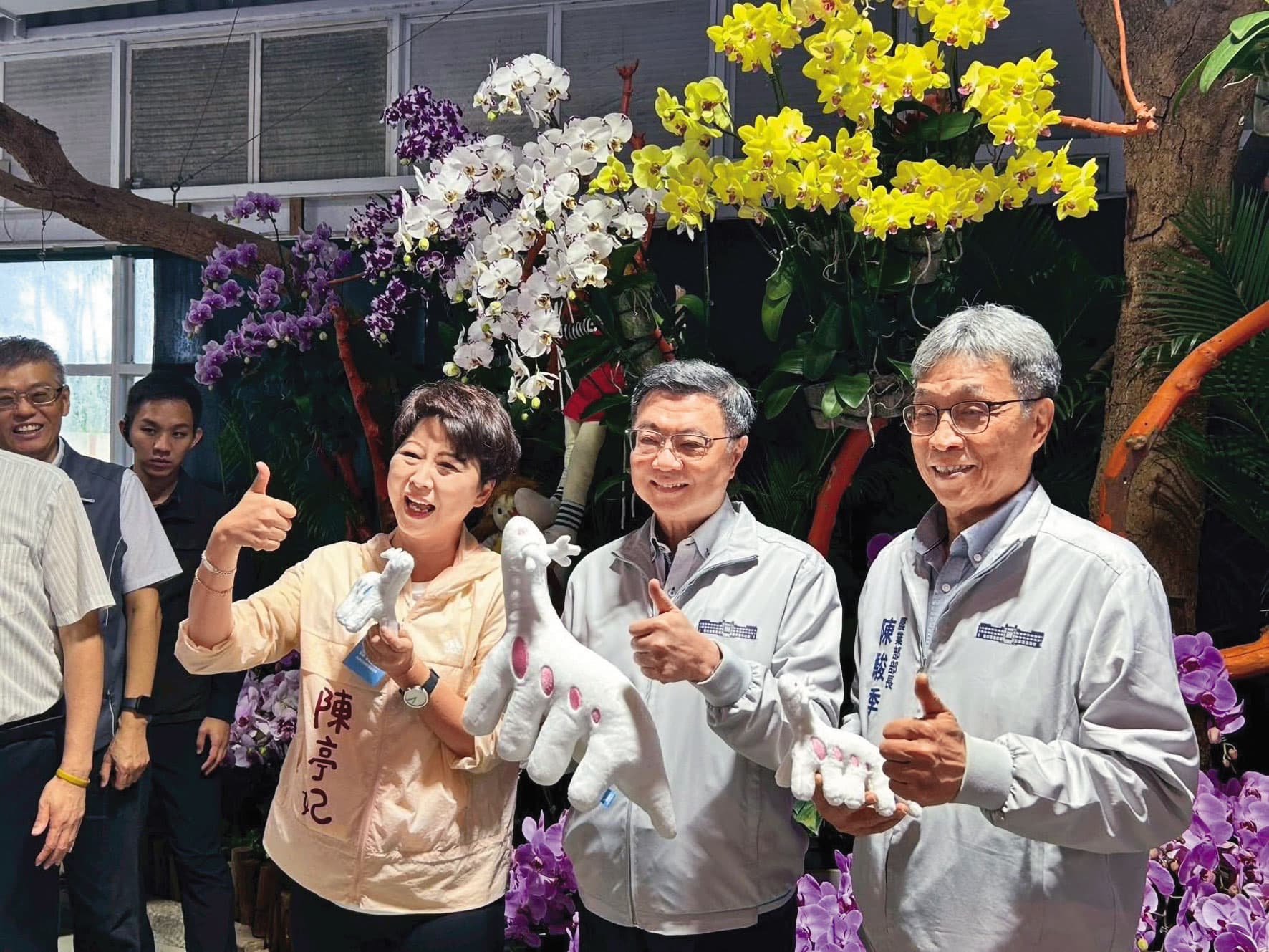 陳亭妃（左）日前陪同行政院長卓榮泰（中）視察台南後壁花創中心。（翻攝陳亭妃臉書）