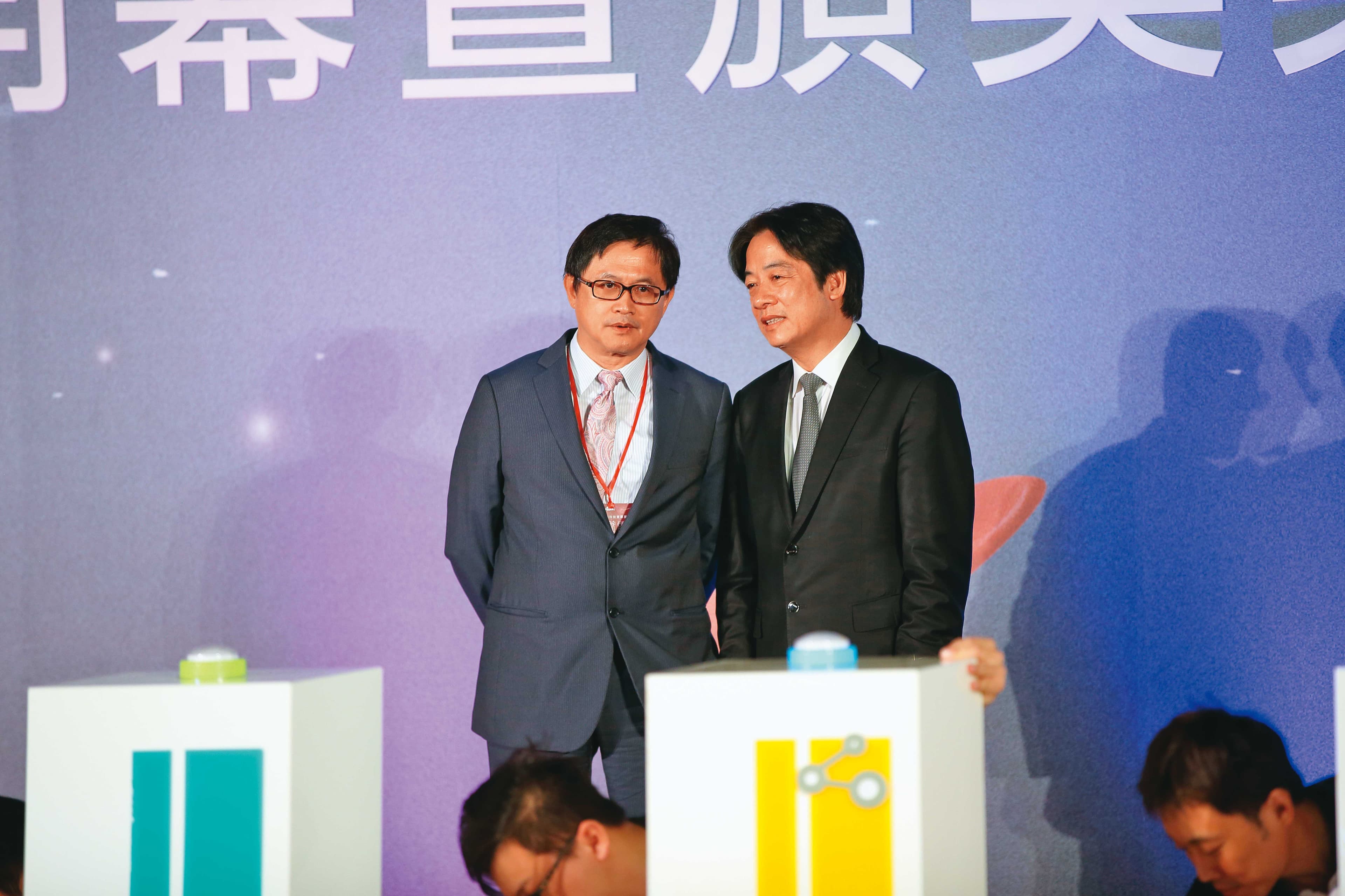 童子賢（左）稱讚準總統賴清德（右）是「學習面很寬廣，心胸很開闊」的領導人。