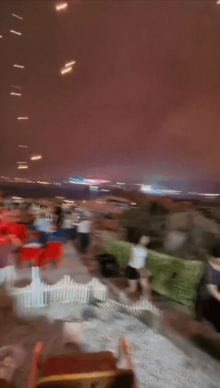 天空下起流星火雨，眾人急忙逃命。（翻攝自X）