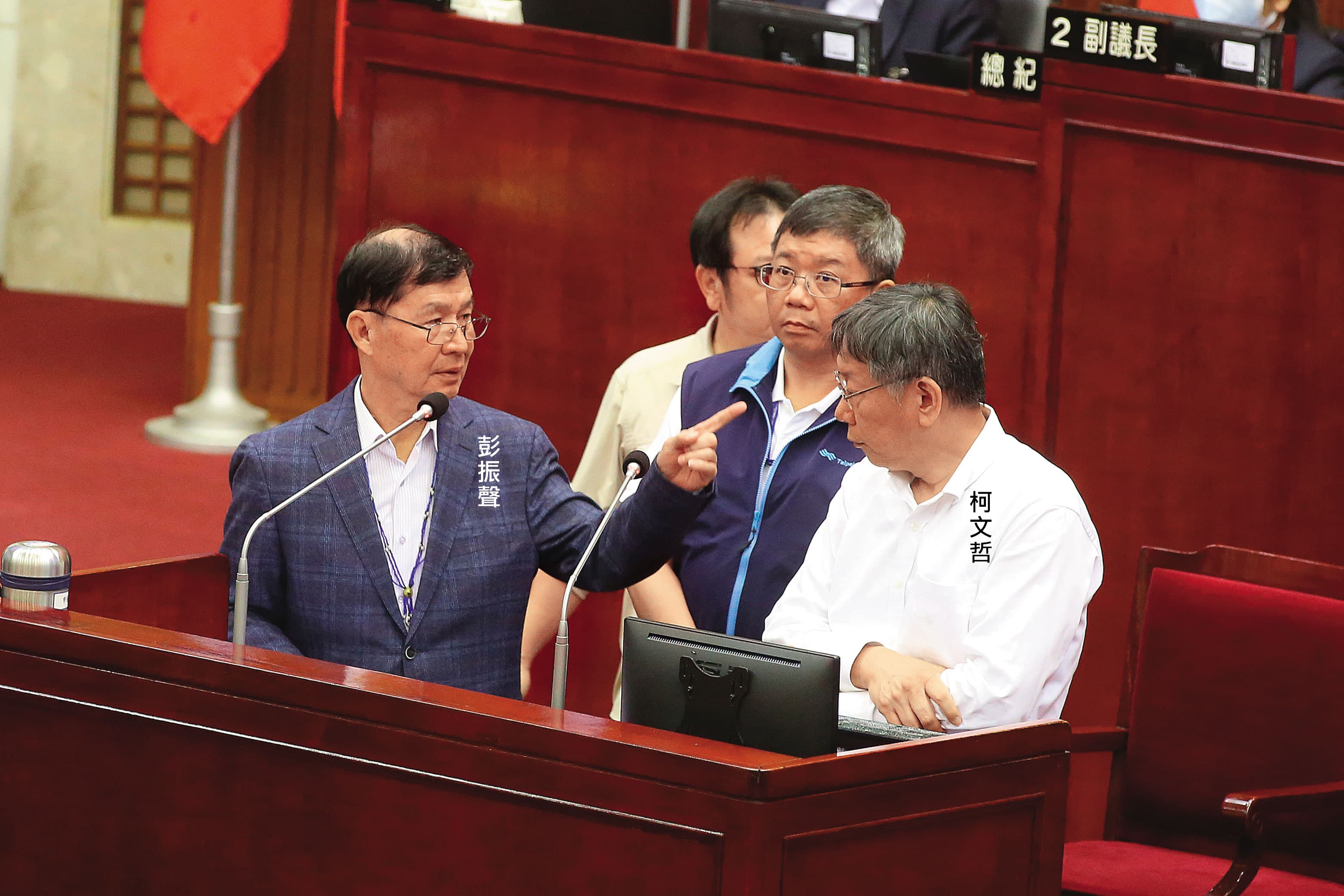 柯文哲2018連任台北市長後，彭振聲是從工務局長獲拔擢成副市長，他被收押第2天就向檢方供出實情。