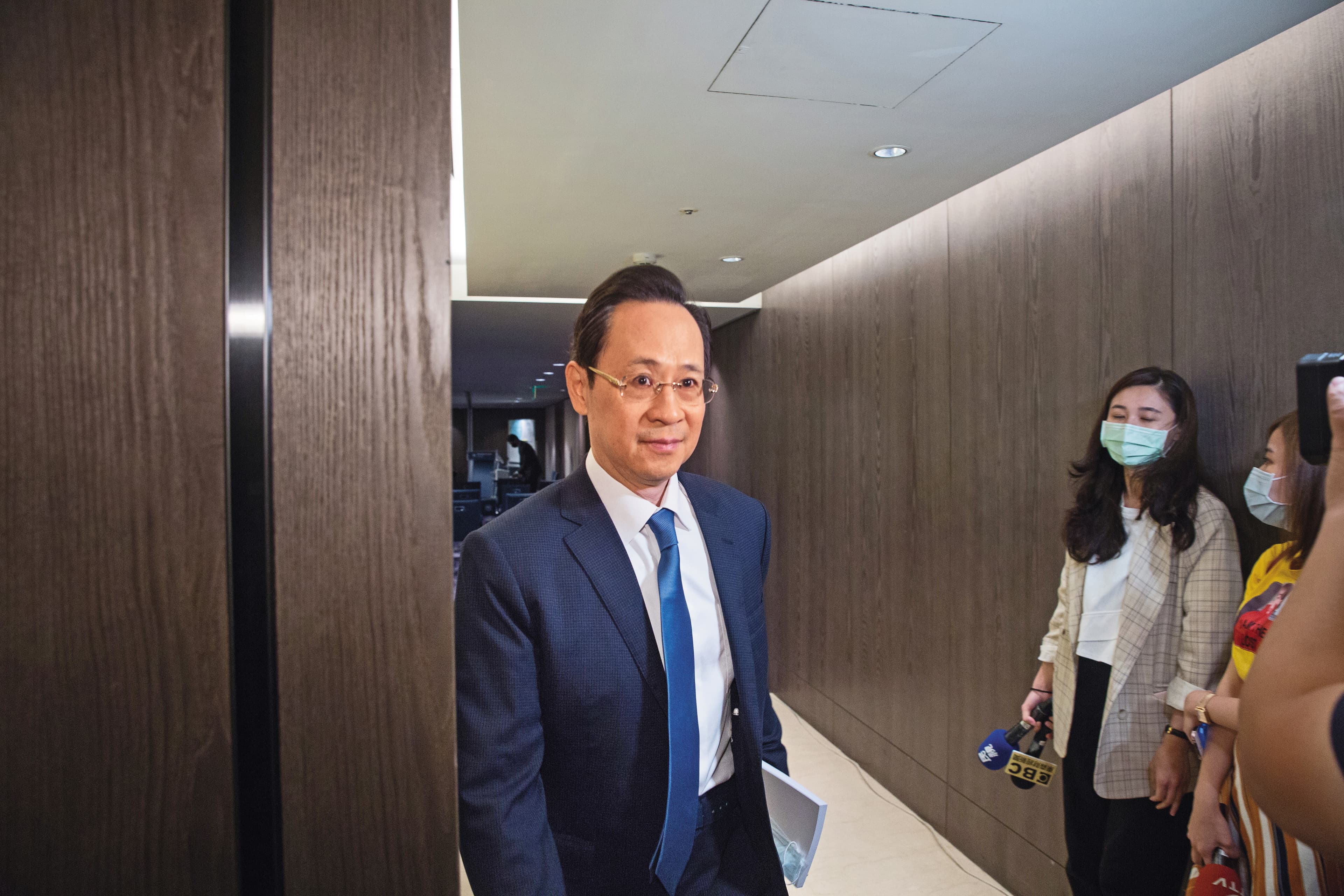 曾任鏡電視董事長的國民黨前立委陳建平投資凱思國際近千萬元，後來包括綠營黨、政、軍高層都遭跟監偷拍。 