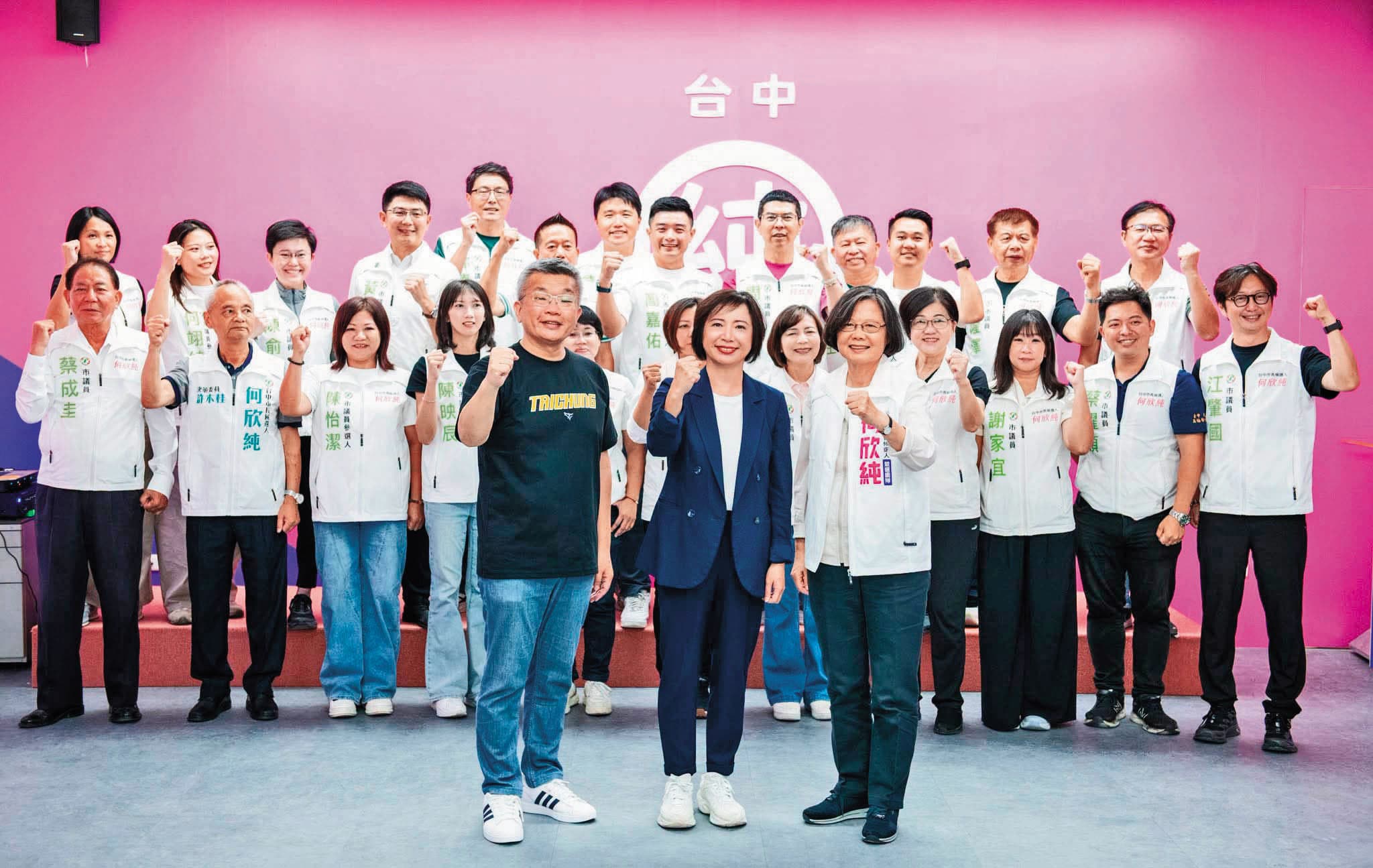 何欣純(前中)競選團隊榮譽主委由蔡英文(前右)出任,主委則是立院民進黨總召蔡其昌(前左)。(翻攝何欣純臉書)