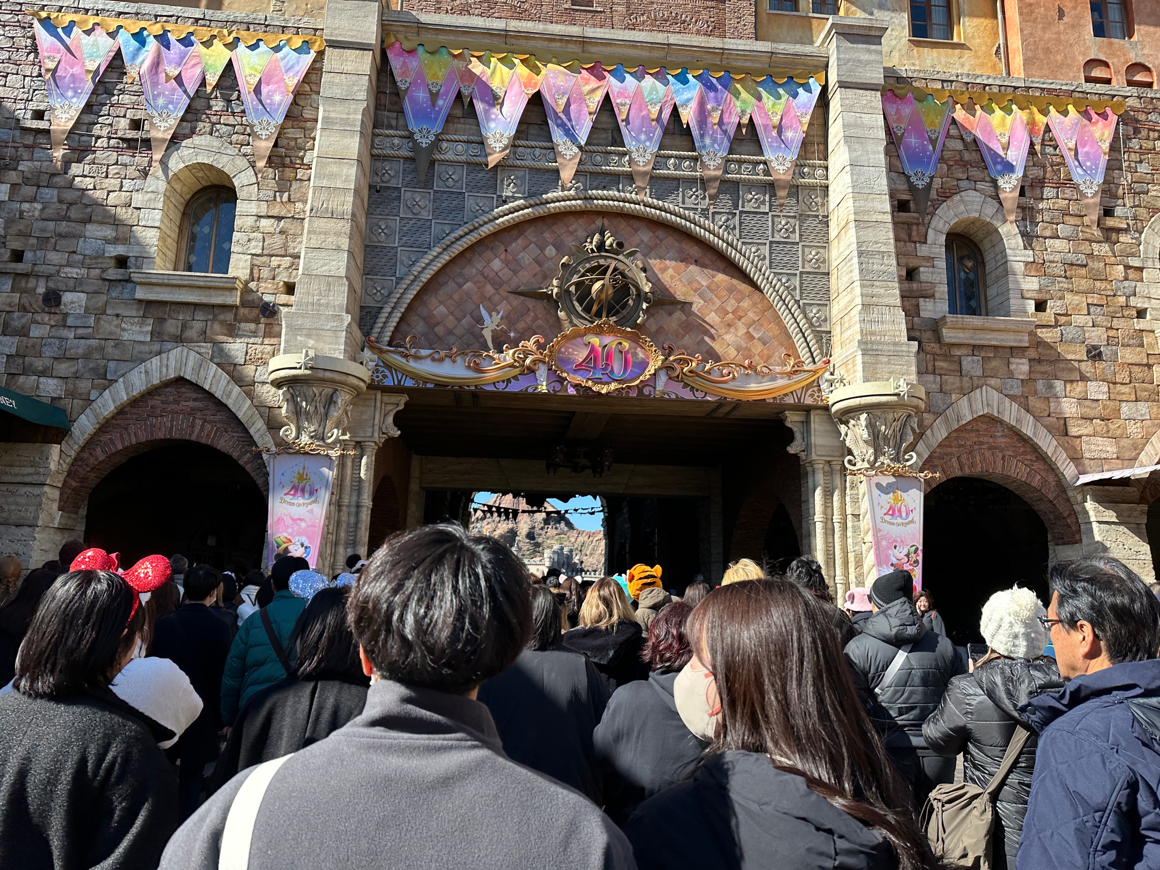 東京迪士尼海洋在結束40週年慶祝活動後，6月開放泉新園區「夢幻泉鄉」，吸引無數遊客到訪。