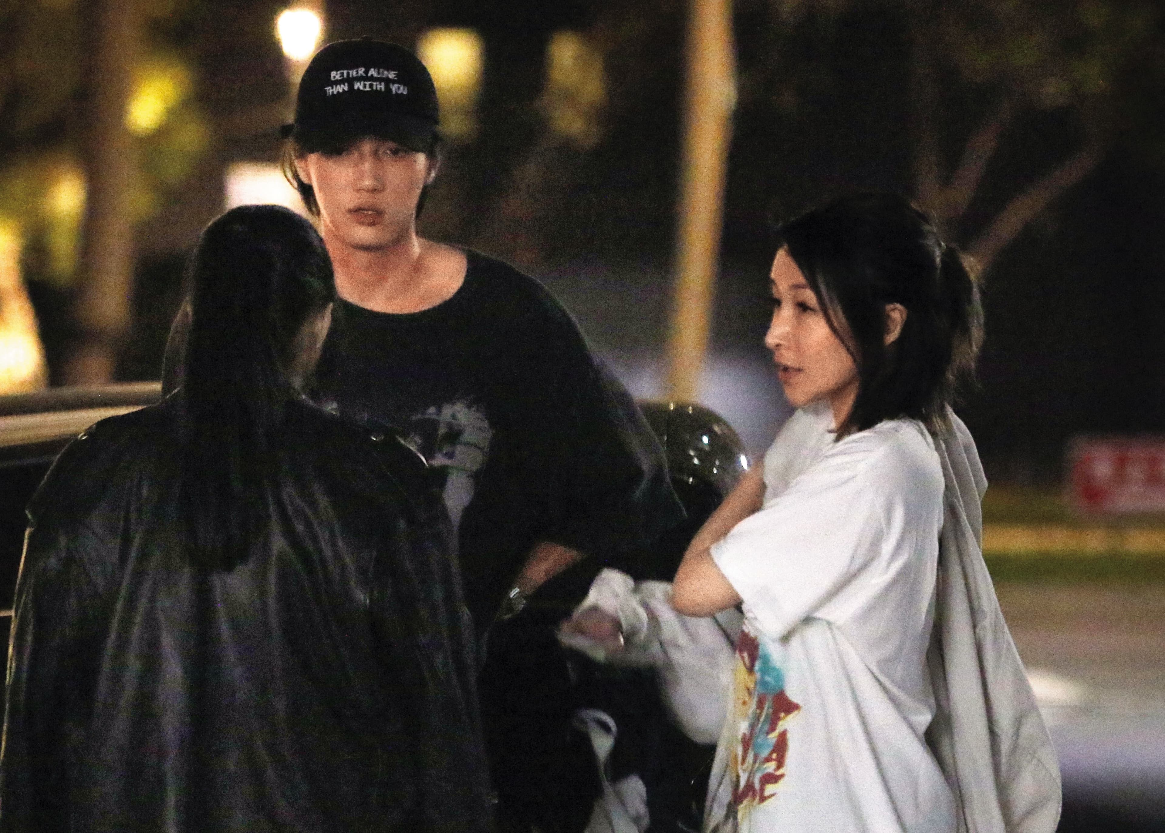 本刊曾在4年前直擊蕭亞軒（右）與前男友黃皓（中）的約會畫面，男方被說是有目的性接近女方。