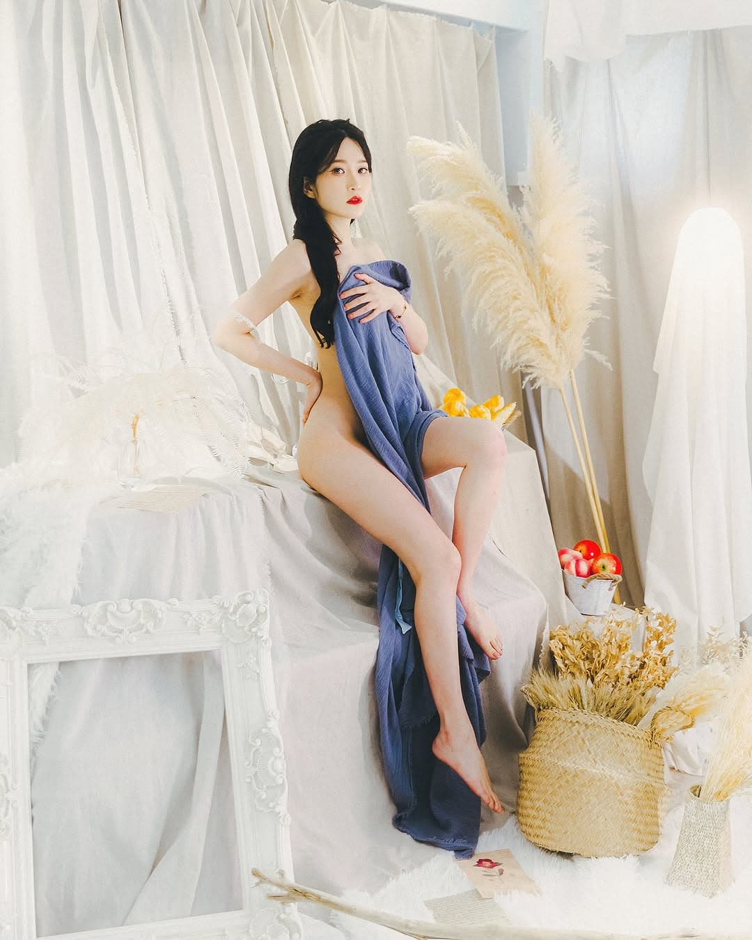 艾瑞斯全裸上陣，只用毛巾遮住重點部位，拍攝藝術寫真。（翻攝IG@aries_8248）