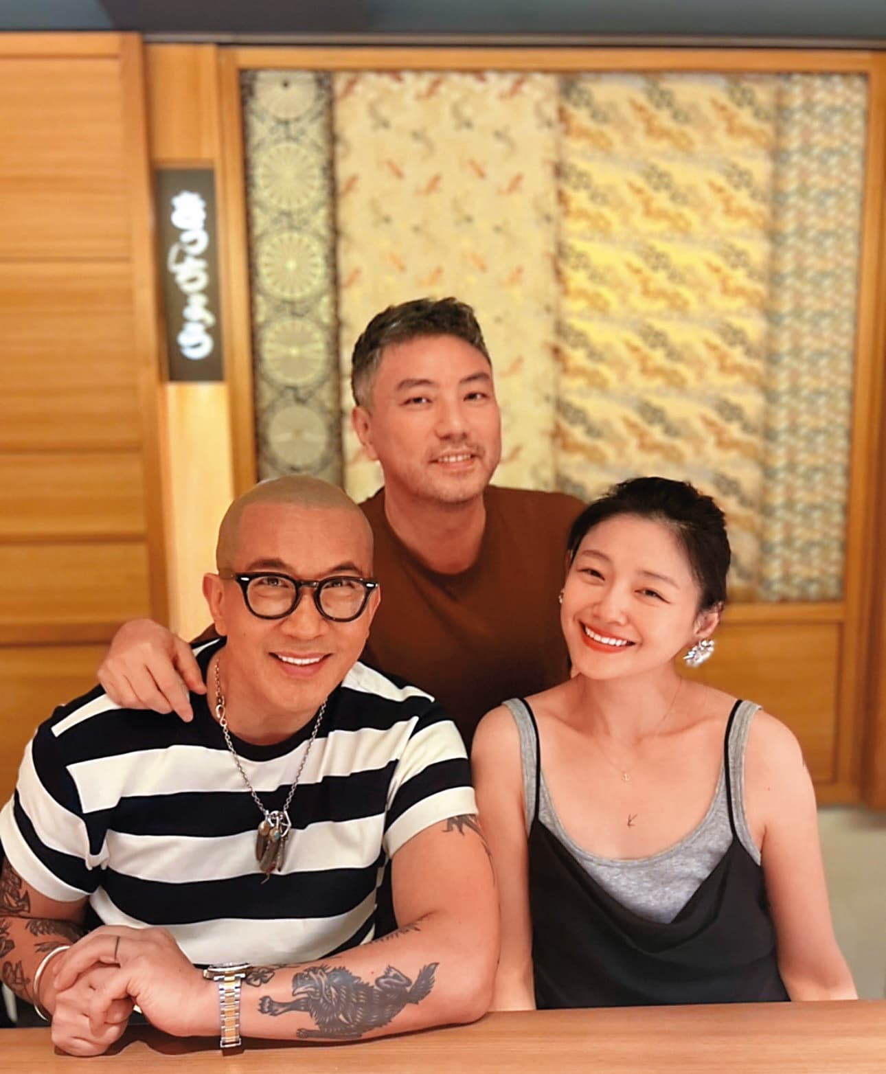 之前具俊曄（左）與大S（右）神復合結婚放閃時，曾讓汪小菲相當不爽，如今換汪小菲跟Mandy後來居上。中為詹仁雄。（讀者提供）