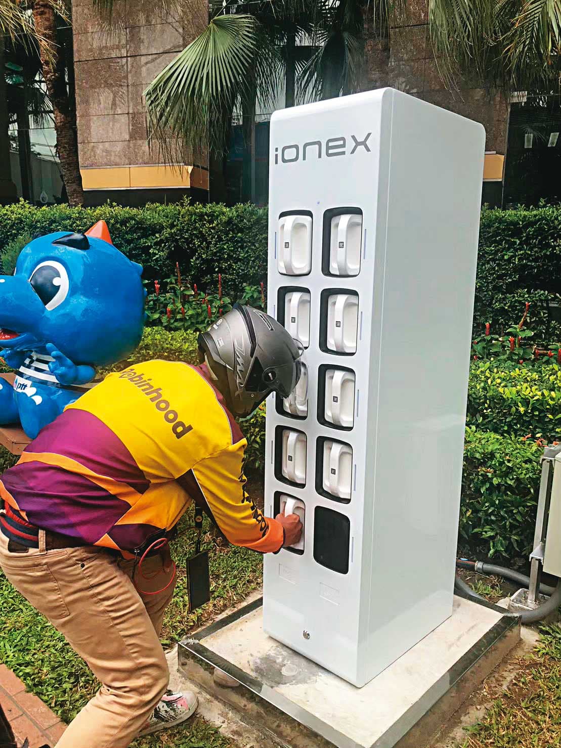 光陽電動機車攻進泰國，曼谷街頭已見Ionex換電站。（光陽提供）