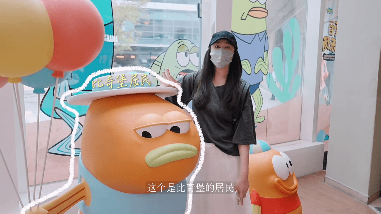王祖賢逛商場時看到《海綿寶寶》角色，自稱是「比奇堡居民的朋友」。（翻攝王祖賢小紅書）