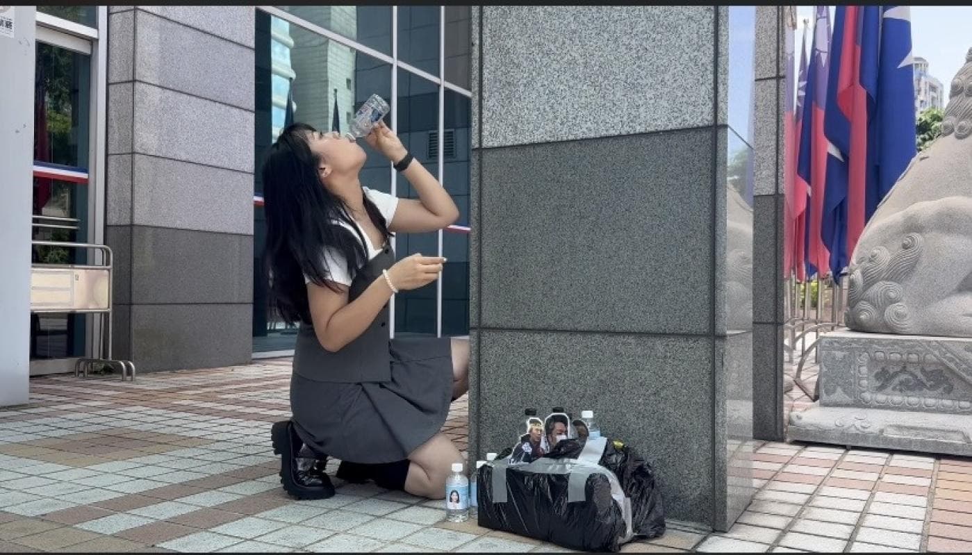 國民黨發言人楊智伃接過陳聖文送的「核料廢水」,當場霸氣猛灌礦泉水,讓一旁陳聖文當場傻眼。(翻攝自楊智伃臉書)