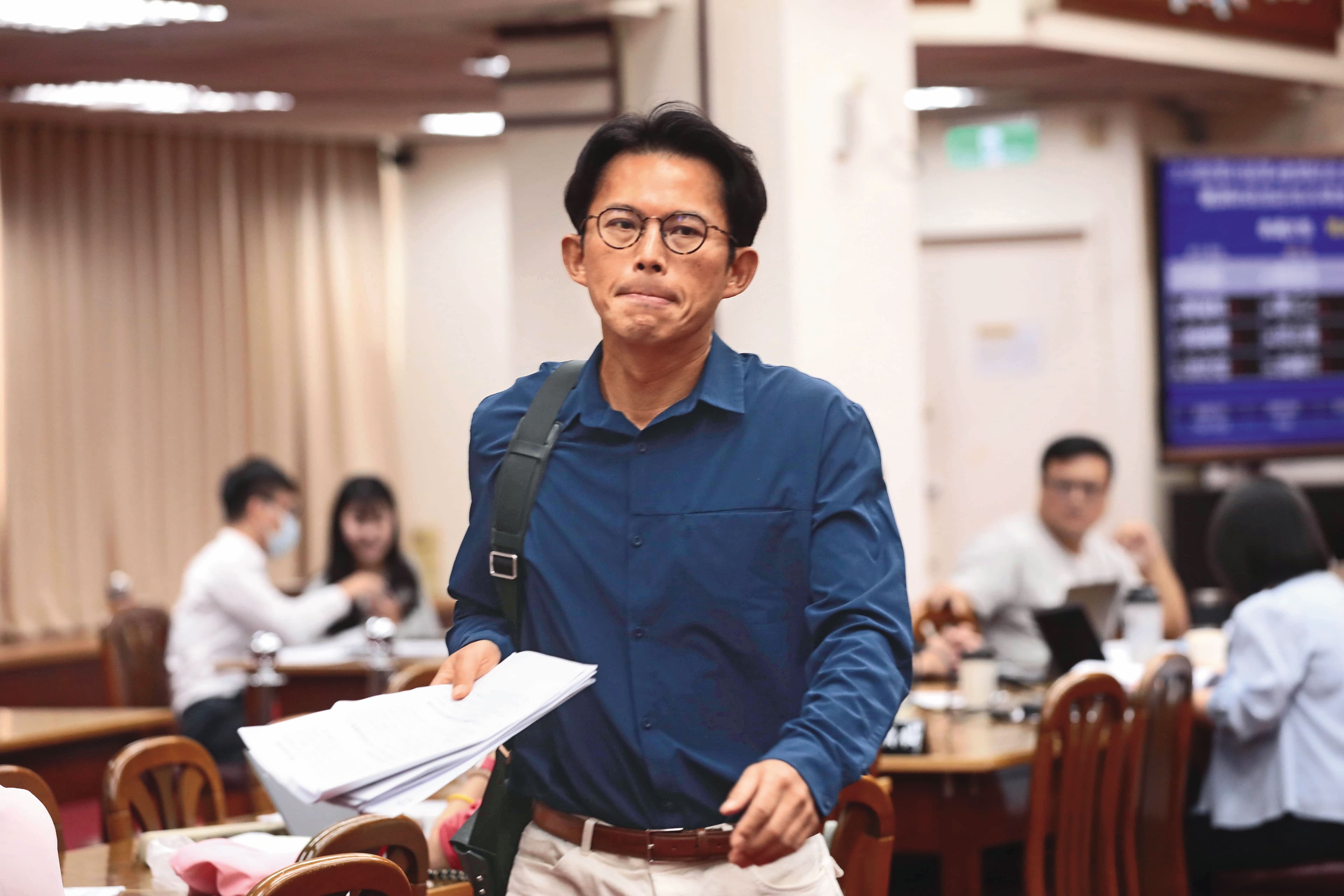 黃國昌涉貪風暴越演越烈，實質掌握凱思國際運作，涉及黨狗駭媒醜聞，各界要求他退出政壇聲音不斷。（鏡報林煒凱）
