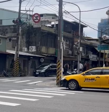路人再轉頭緊盯兩人背影。（讀者提供）