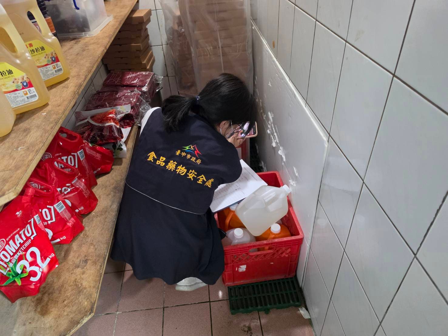 台中市食安處派員前往下游業者倉儲確認下架情形。（台中市食安處提供）
