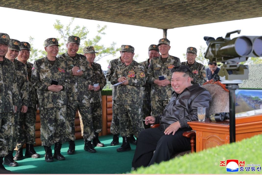 金正恩身型肥胖還愛抽菸，健康問題常被討論。圖為金正恩5月29日視察砲兵射擊競賽。（翻攝朝中社）