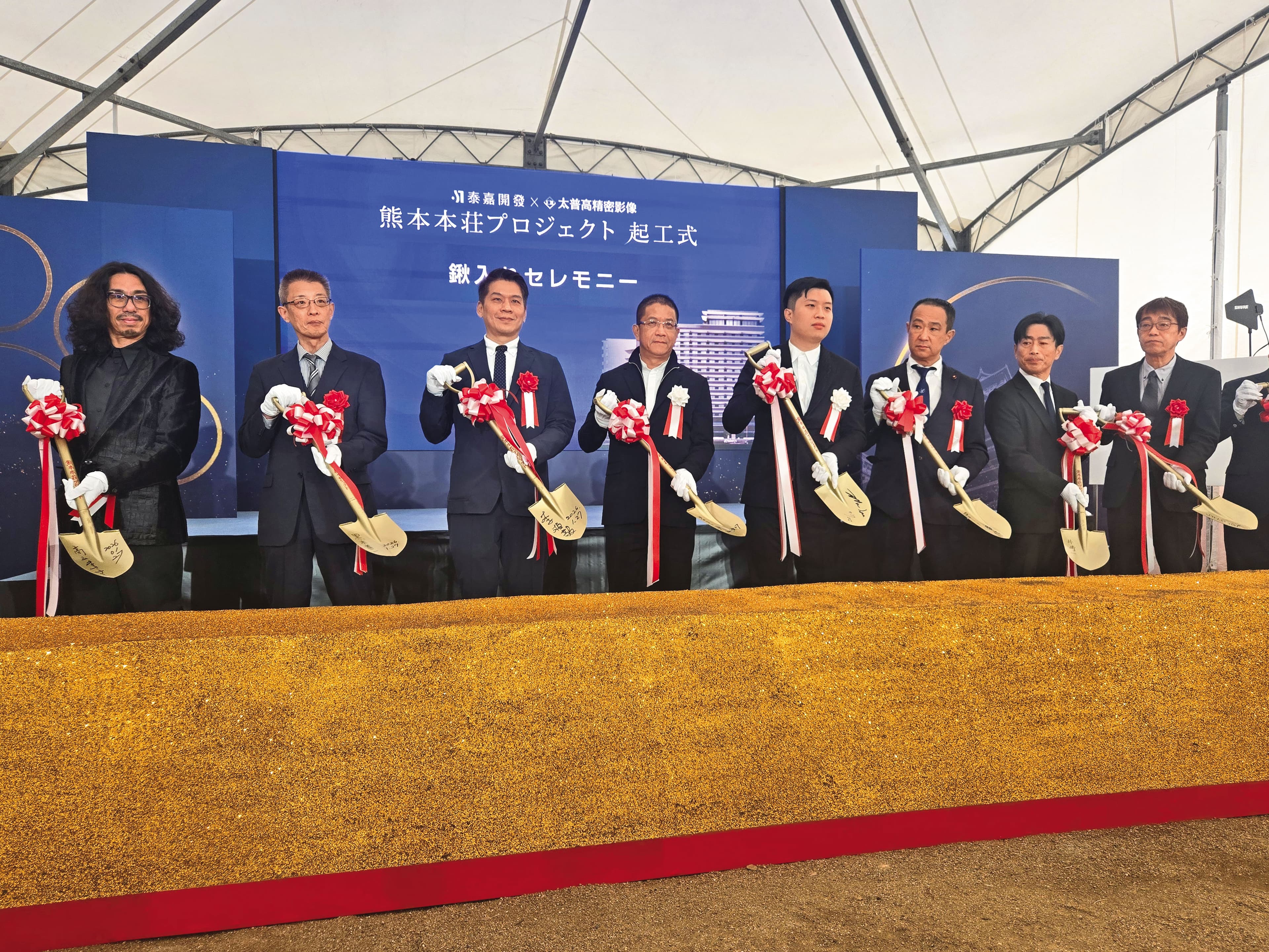 今年1月底，呂金發（左2）與長子、三嘉地產株式会社社長呂維哲（右2）率領近40名員工到熊本，為公寓式酒店舉行動土儀式。右1為熊本市議員澤田昌作，左1為立委李柏毅。