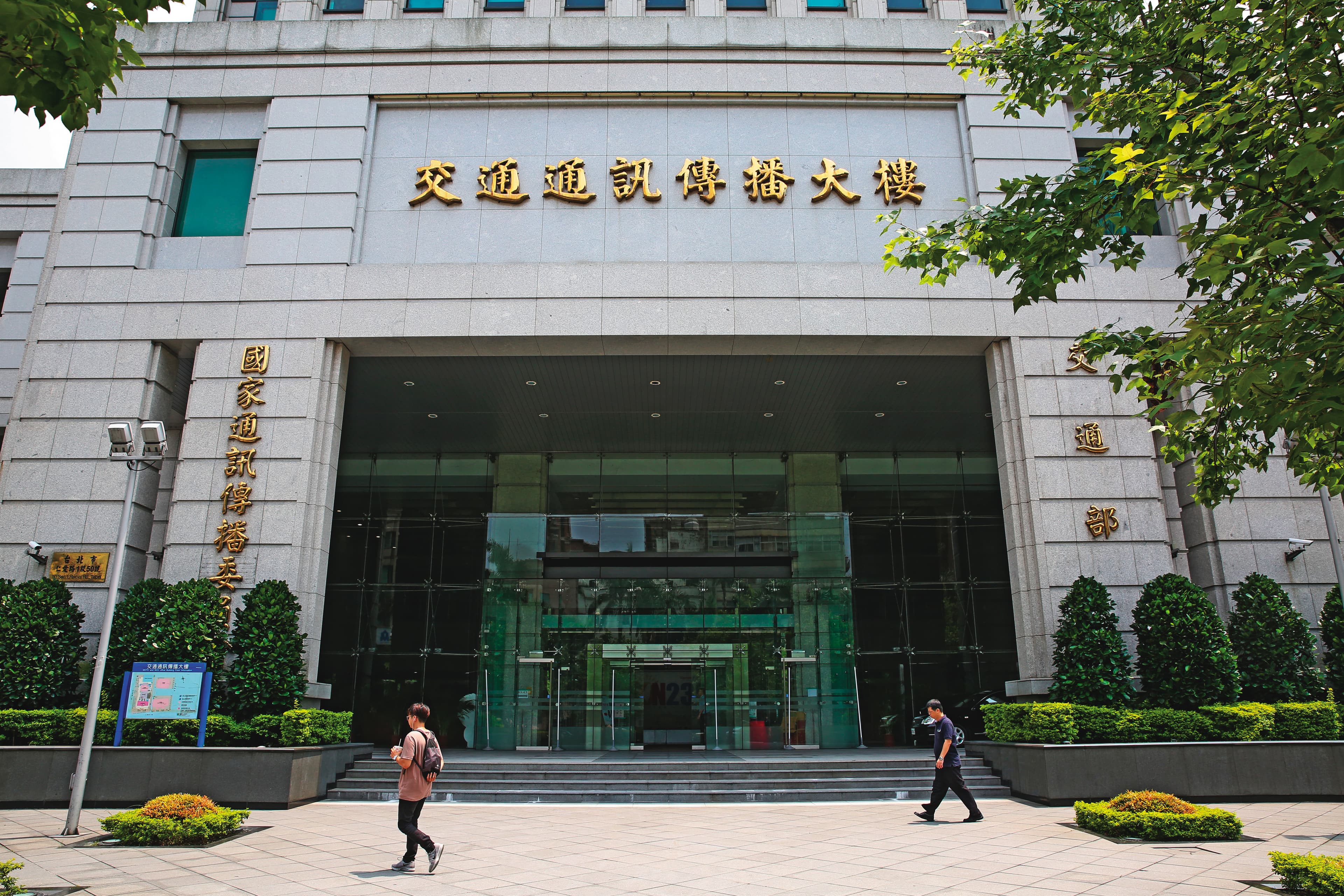 蕭祈宏利用常年在NCC任職的昔日人脈，居中替二五電信疏通與NCC及中華電信關係，形同門神。