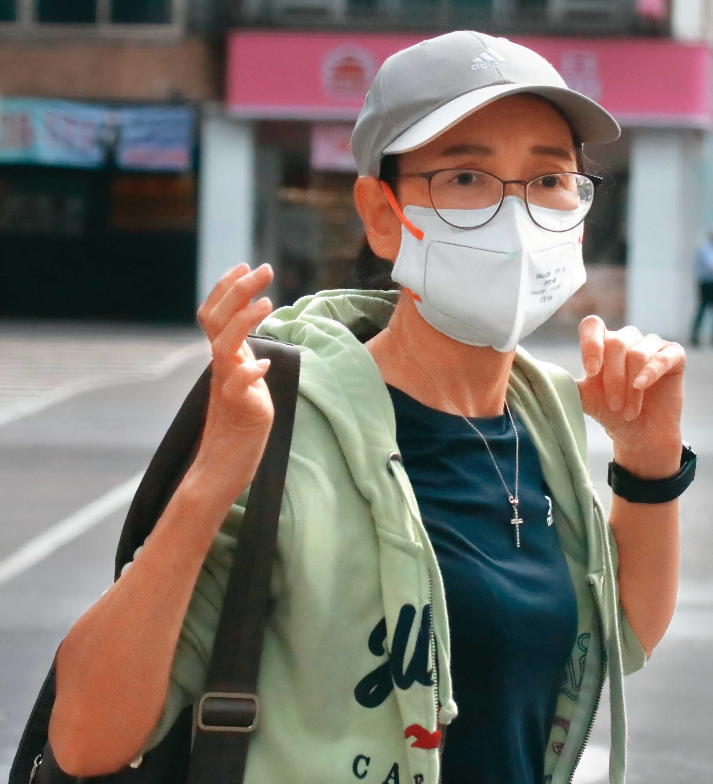 李麗娟是安親班老師，卻一度同時掛名擔任凱思國際與求真民調負責人，遭各界質疑是黃國昌人頭。