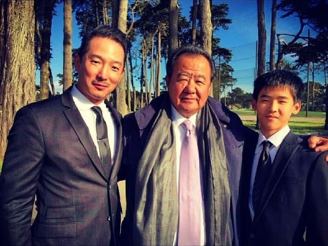 徐子翔（左）與同母異父的弟弟林佳翰（右）、林伯實（中），3人曾留下合影。（翻攝自徐子翔IG）