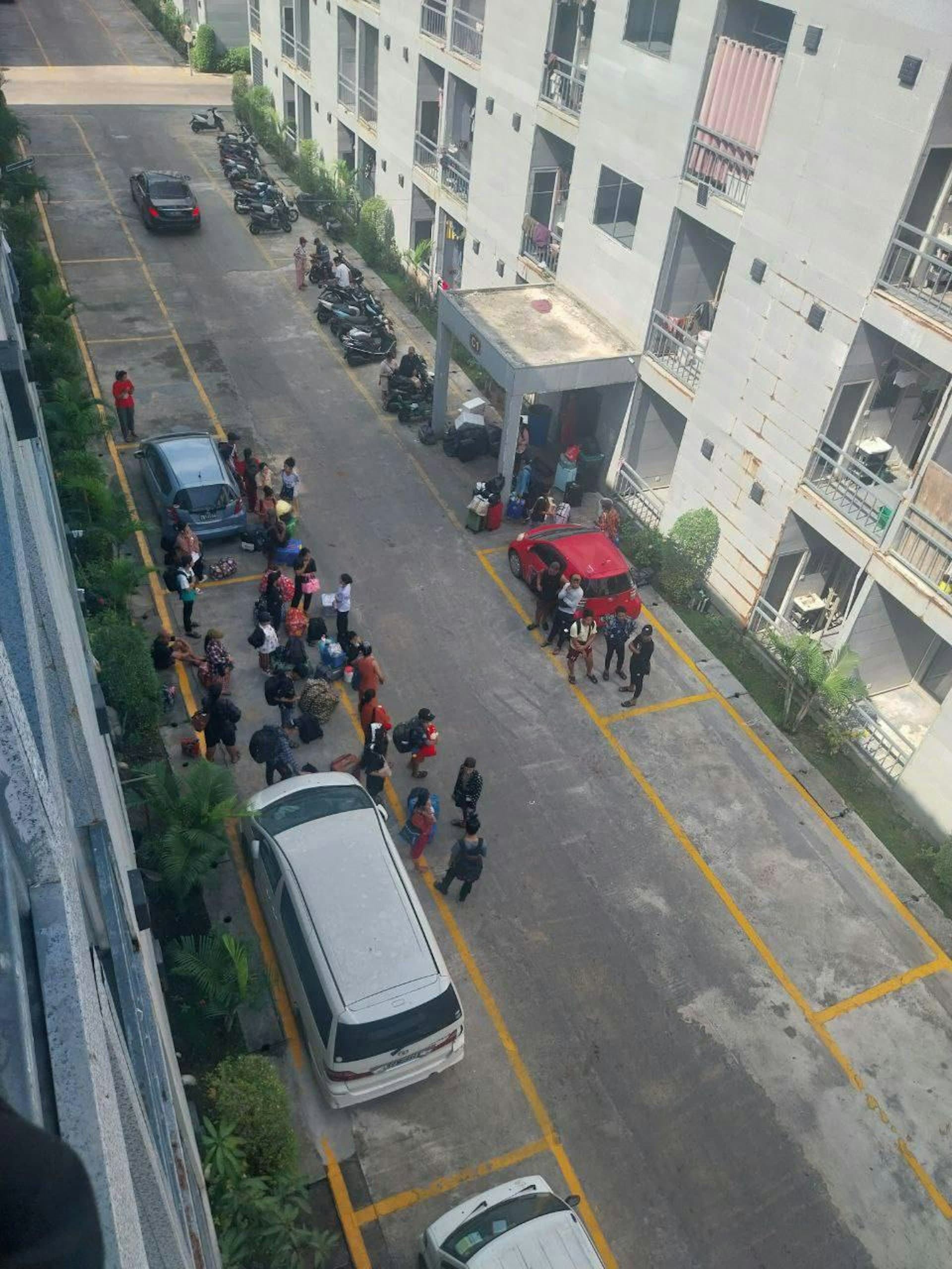 KK園區內外出現民眾匆忙收拾行李準備撤離，街道上停滿摩托車與車輛，氣氛緊張。（翻攝網路畫面）