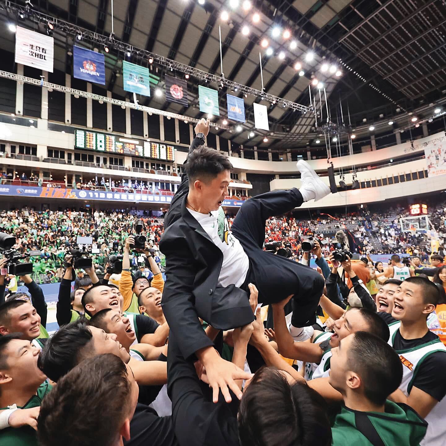 對比籃協售票賽事票房不佳，HBL高中籃球聯賽球員拚勁十足且熱血，近年一票難求。（翻攝HBL高中籃球甲級聯賽臉書）