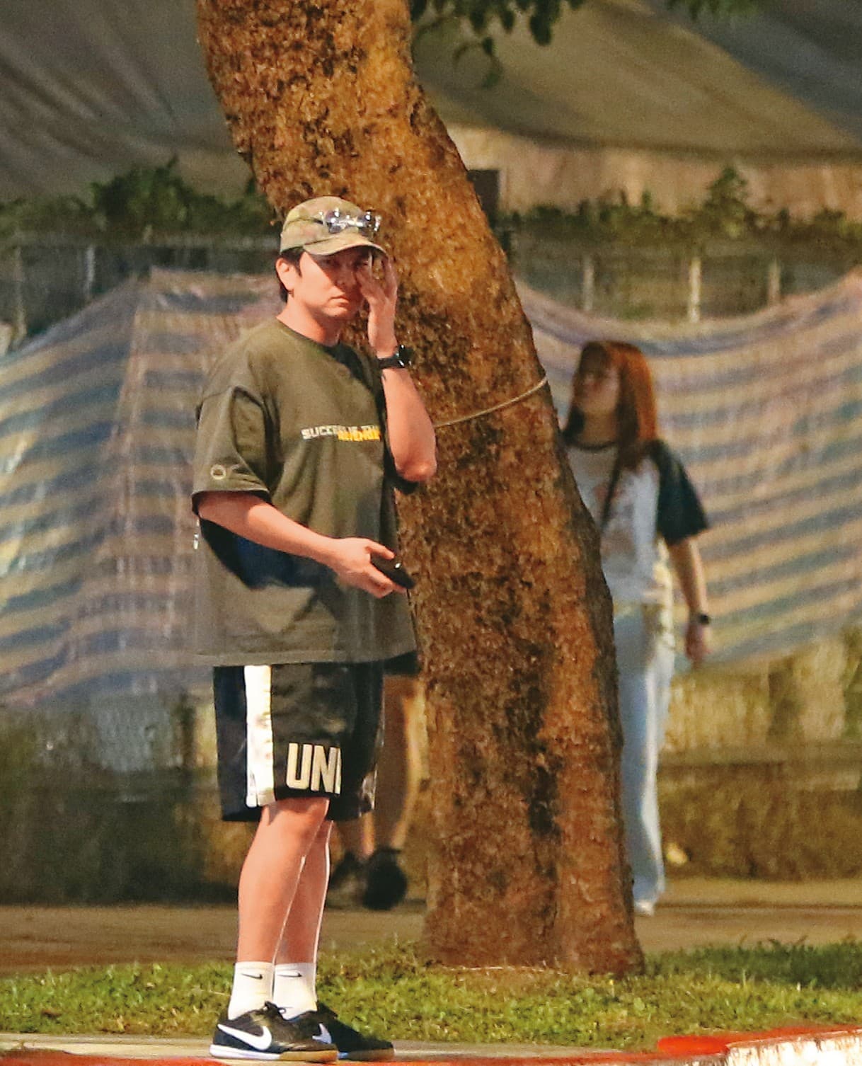 夜幕降臨，楊銘威卻不待在家與妻小享受天倫樂，又獨自外出，一度佇在路邊揉眼發呆。