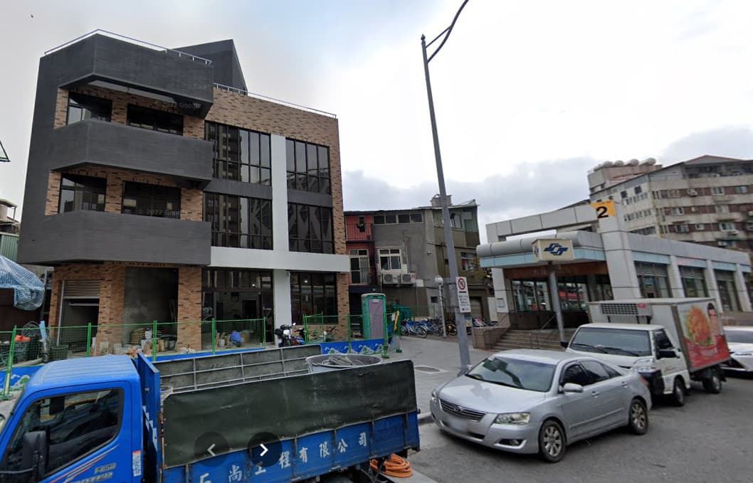 台灣塩酥雞新大樓緊鄰大直站2號出口，不時可見品牌物流車停放在前面。（翻攝Google Map）