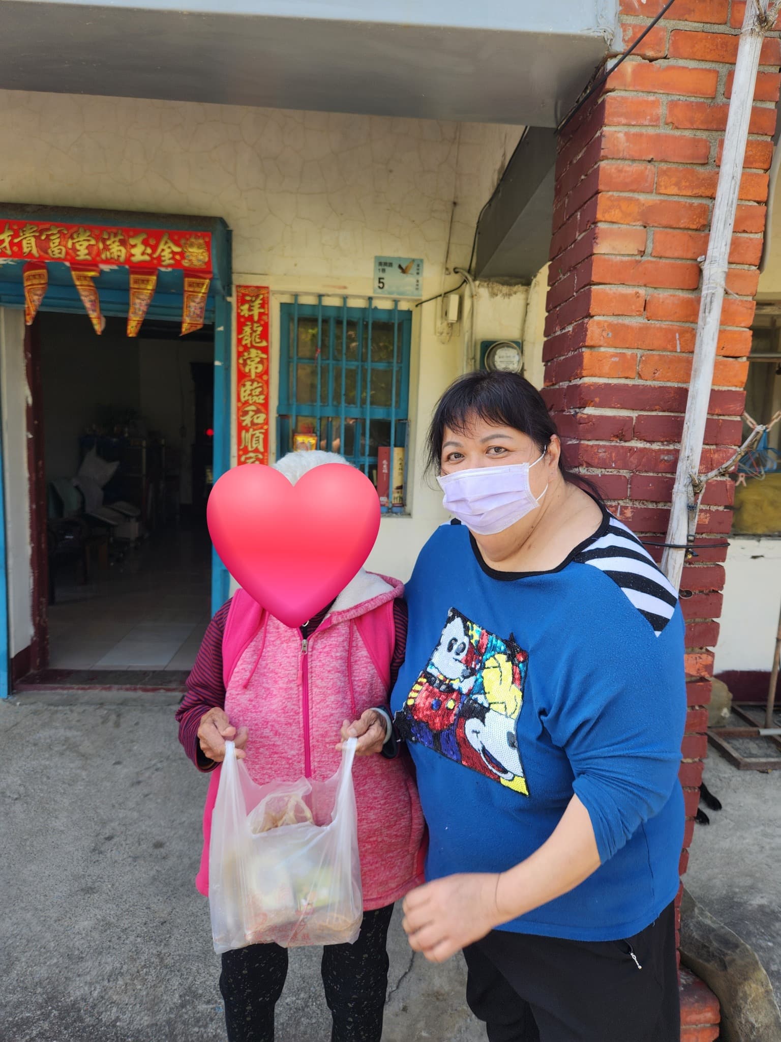 李爸水餃接受愛心認購，盧瑋會親自將水餃、調理包送到獨居老人手上。（翻攝自李爸水餃）