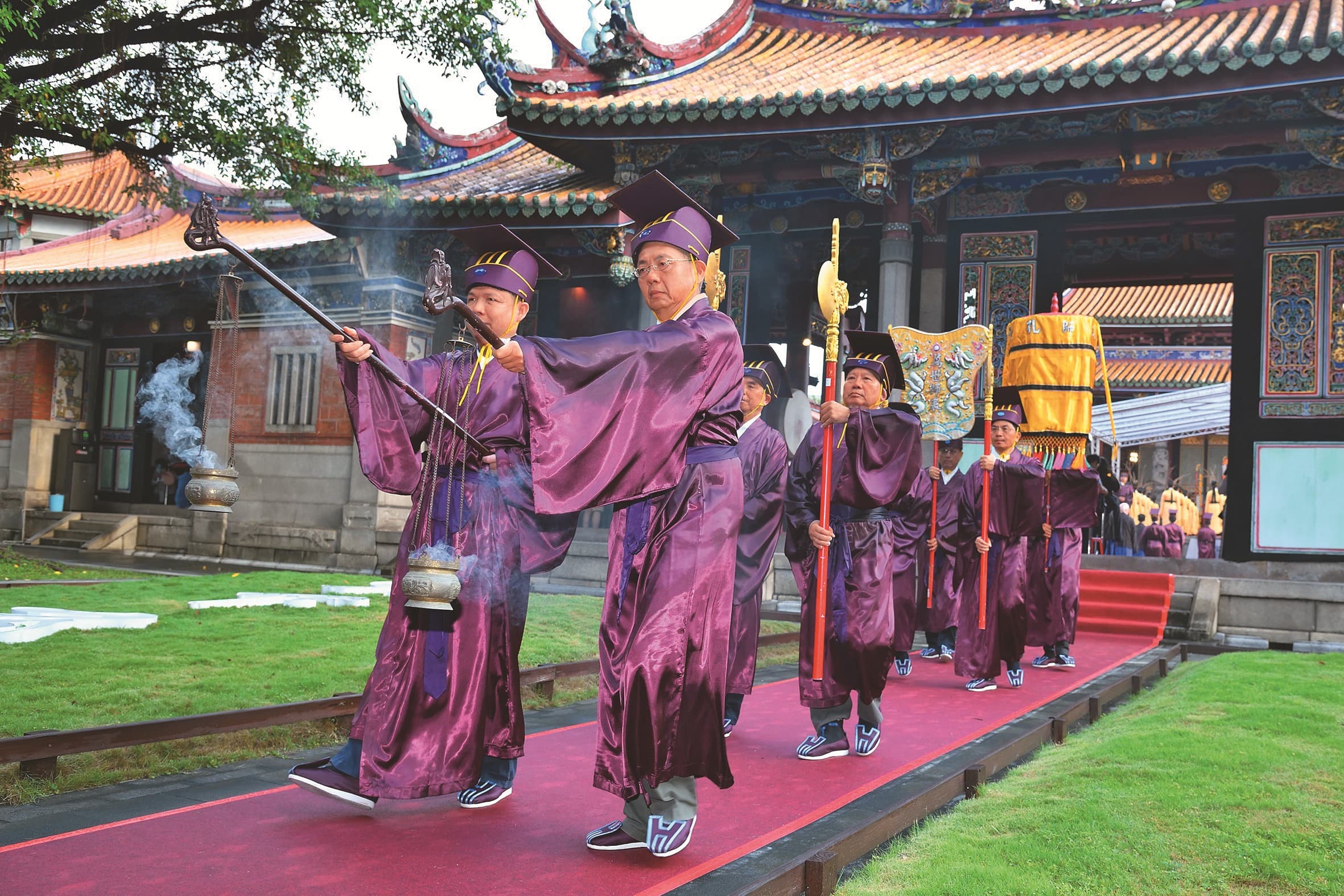 禮生手持禮器，引導祭孔儀程秉從傳統古禮進行。（資料照／台北市孔廟管理委員會）