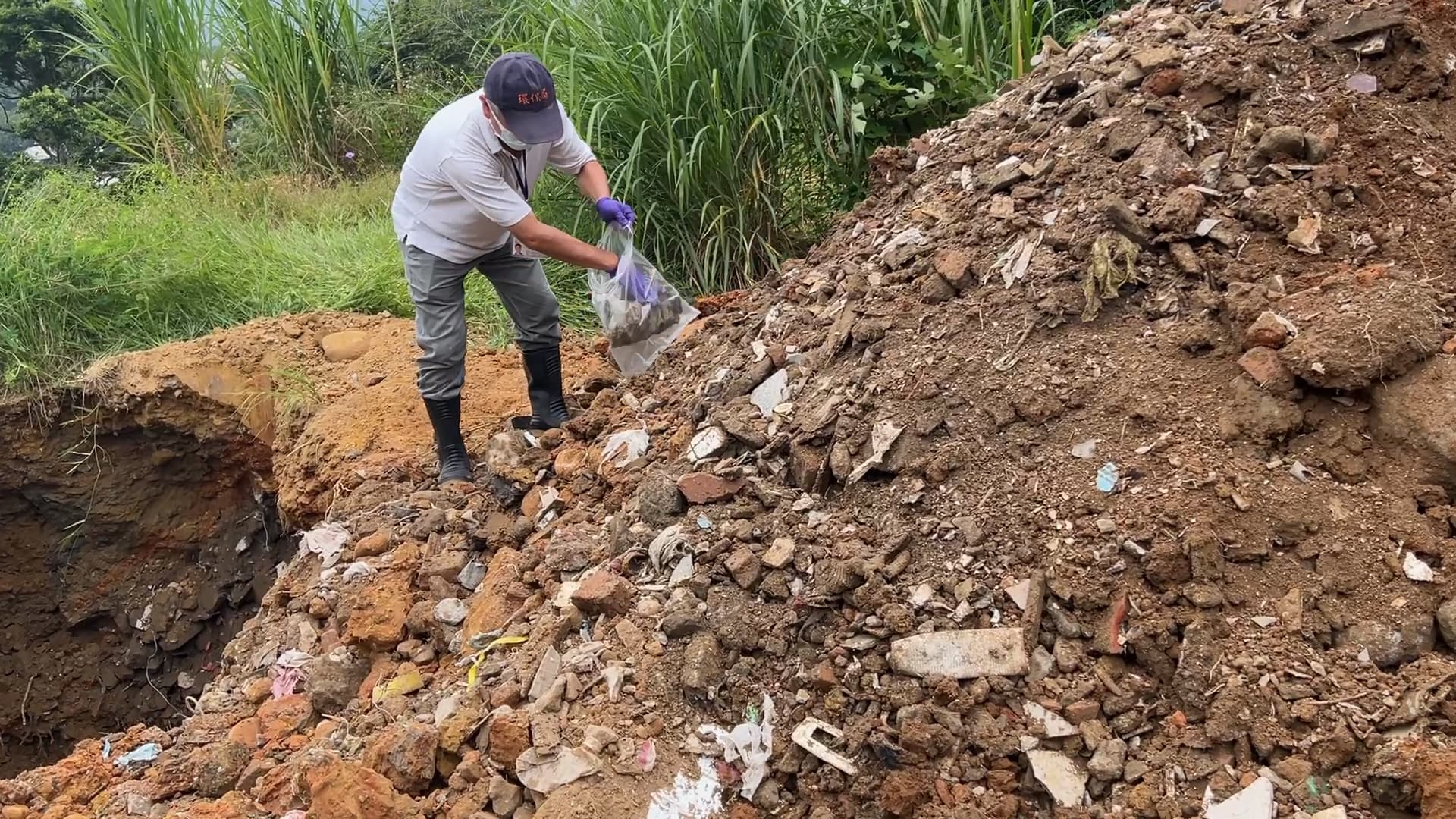 農地埋有垃圾、廢塑膠、廢鋼筋、鐵條、木材等大量營建廢棄物。（警方提供）
