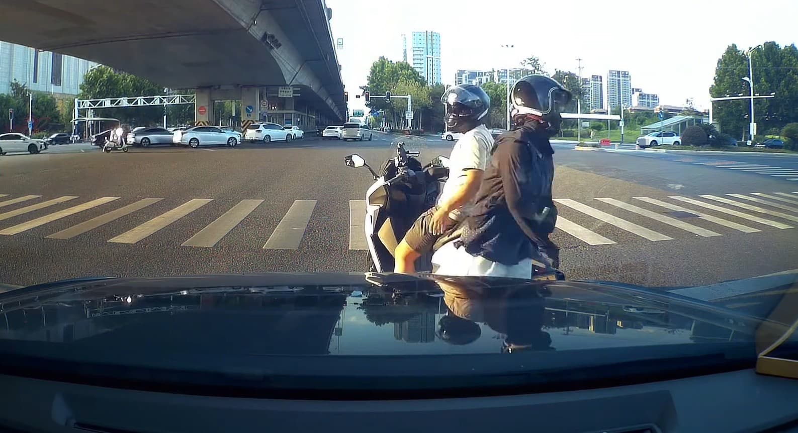 近日一段行車紀錄器畫面在臉書廣傳引發熱議，影片錄下騎士反覆催油門急煞想吃後座女生豆腐，女子最後受不了跳車閃人。（翻攝自吃吃喝喝又一天臉書）