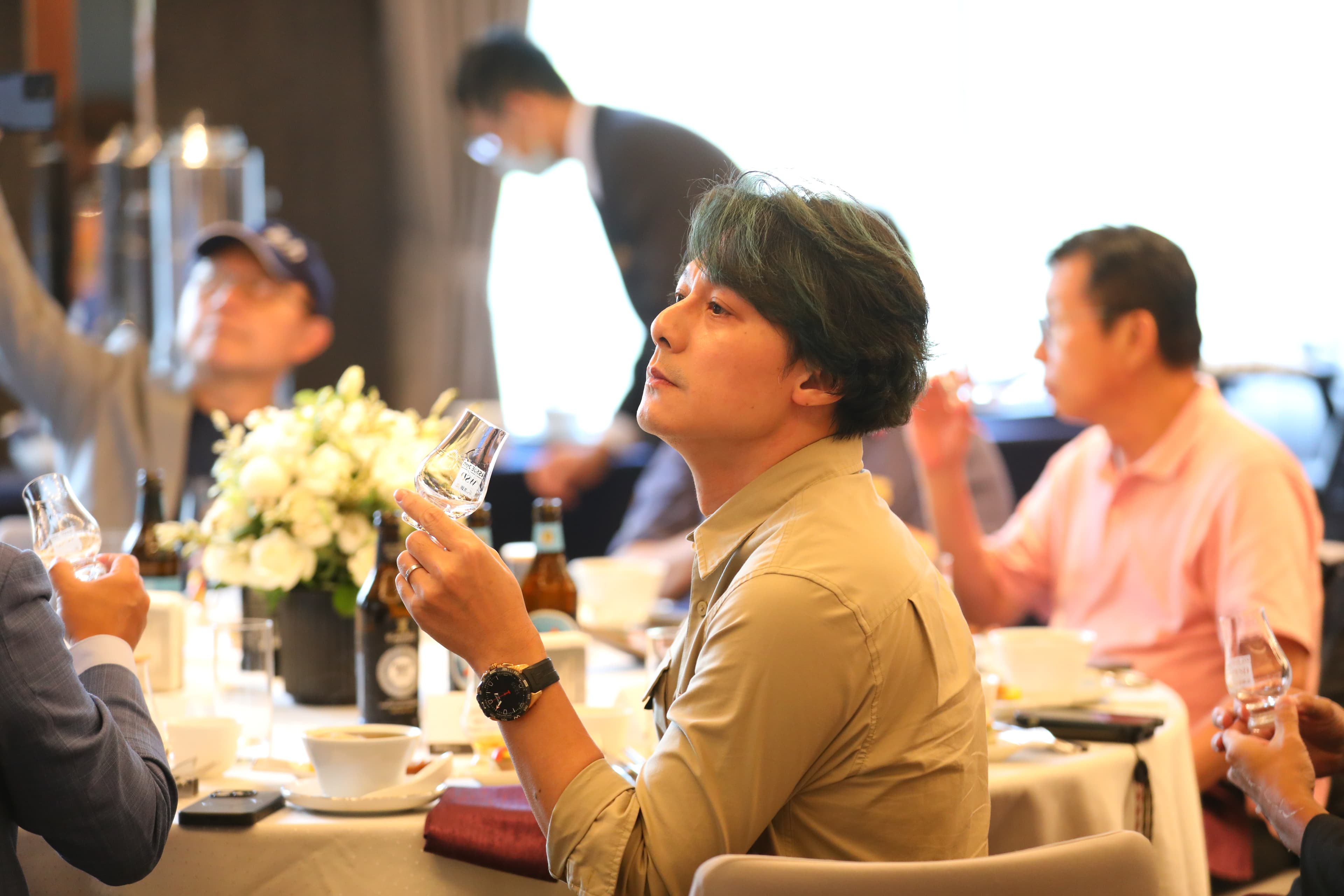 許多愛酒人士應邀前來試飲，藝人廖科溢也是威士忌愛好者，雖然才入桶一年，但試飲時已經可以感受細膩柔順的風味。