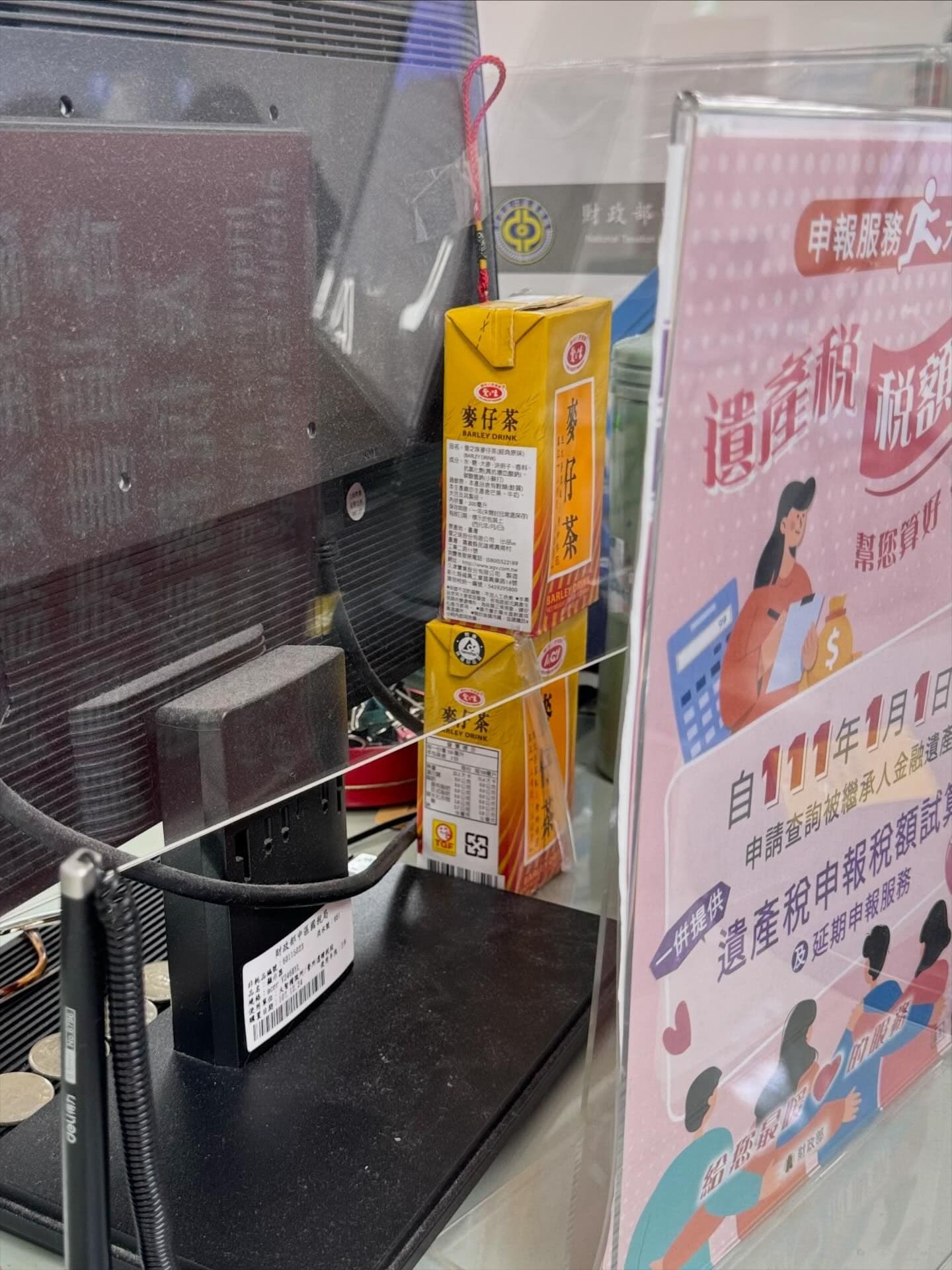 有網友po出一張國稅局的內部照片，發現每個窗口的電腦旁邊都放著「麥仔茶」，引起網路熱議。（翻攝自Threads）