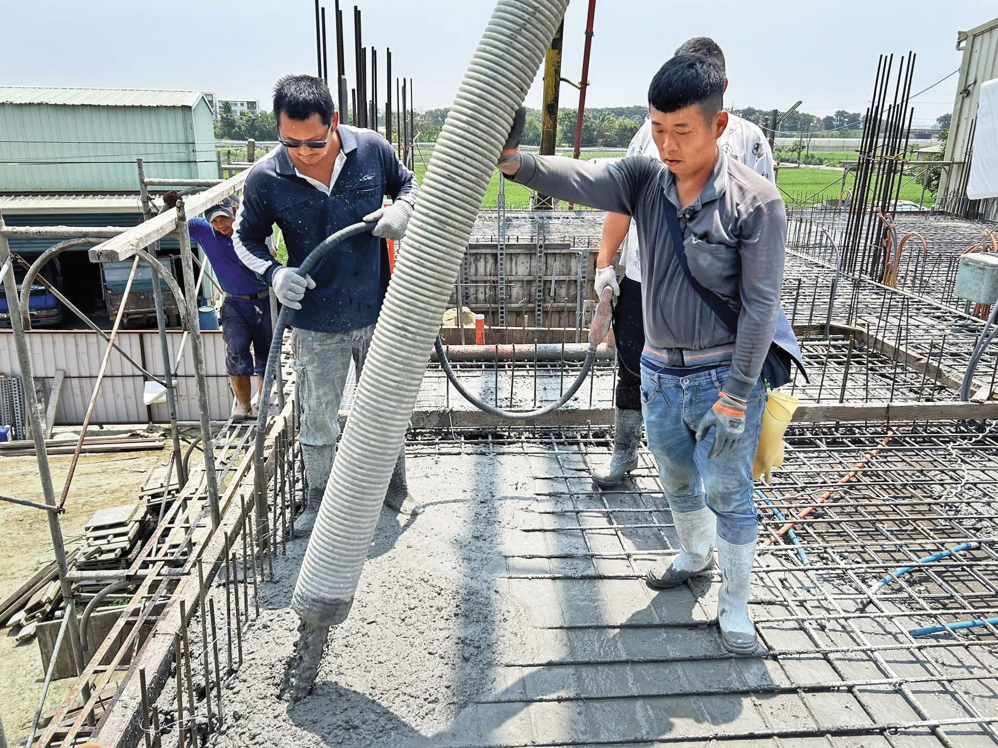 東南亞低價水泥傾銷台灣，張安平擔心傷害國家韌性。（翻攝俊龍板模工程臉書）